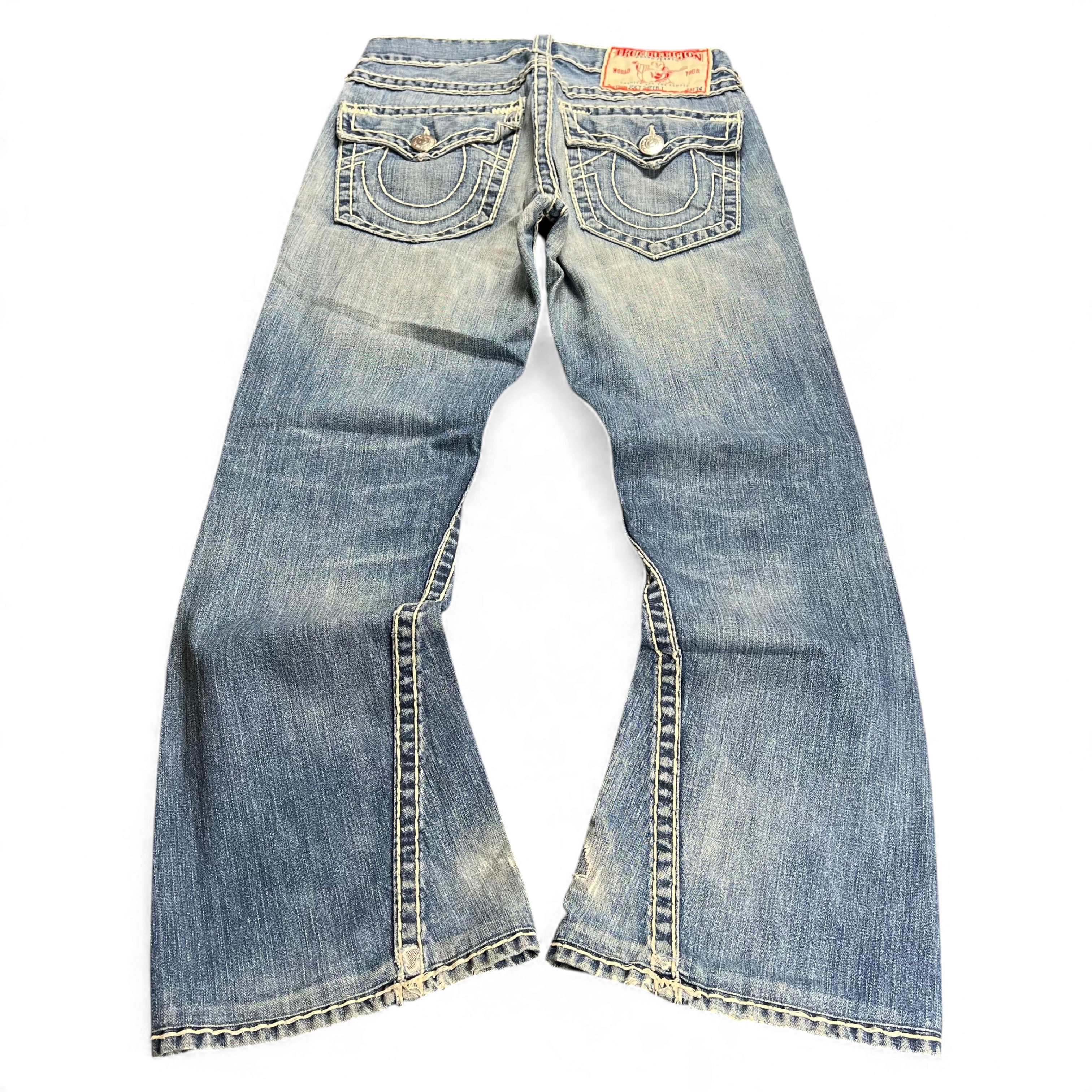 TWC Vintage True Religion Joey Super T Bootcut Jeans in blau mit markanten Kontrastnähten und Lederpatch