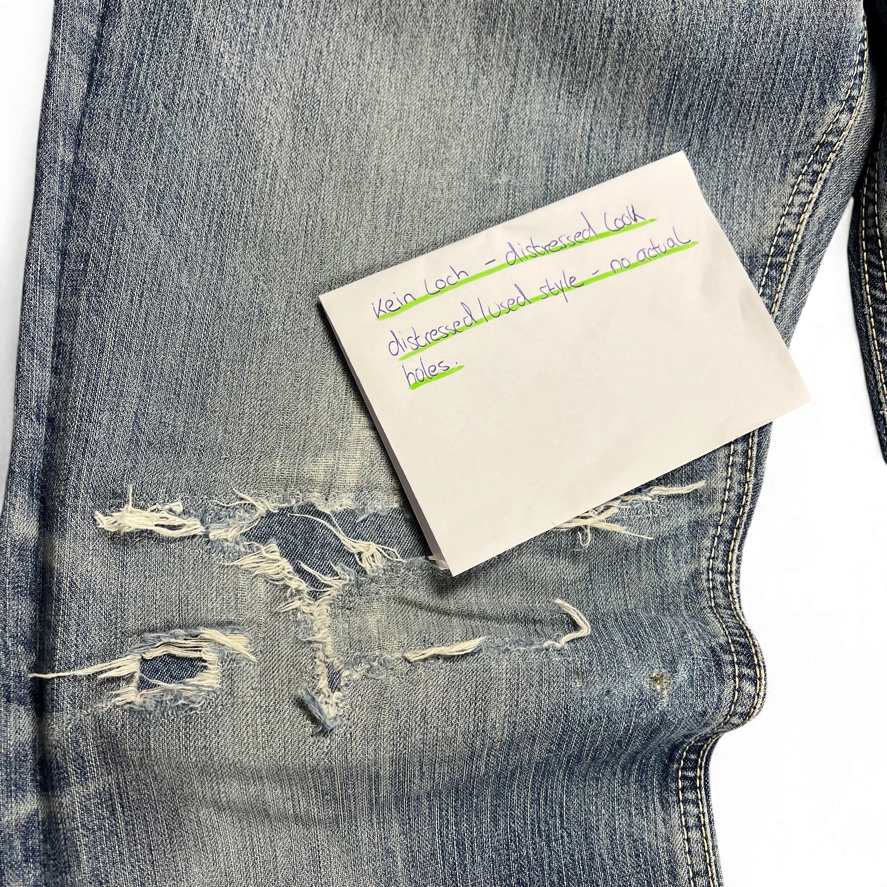 TWC Vintage Evisu KC Straight Jeans in hellblauem Denim mit Distressed-Optik und ausgefransten Details am Knie