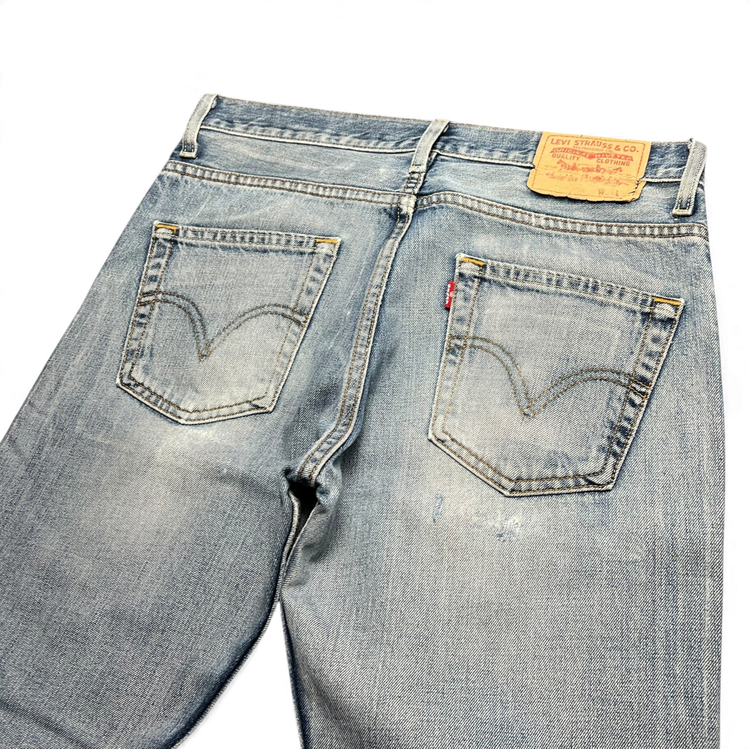 TWC Vintage Levi’s 507 Bootcut Jeans in hellblauem Denim mit klassischem Lederpatch und Gesäßtaschen