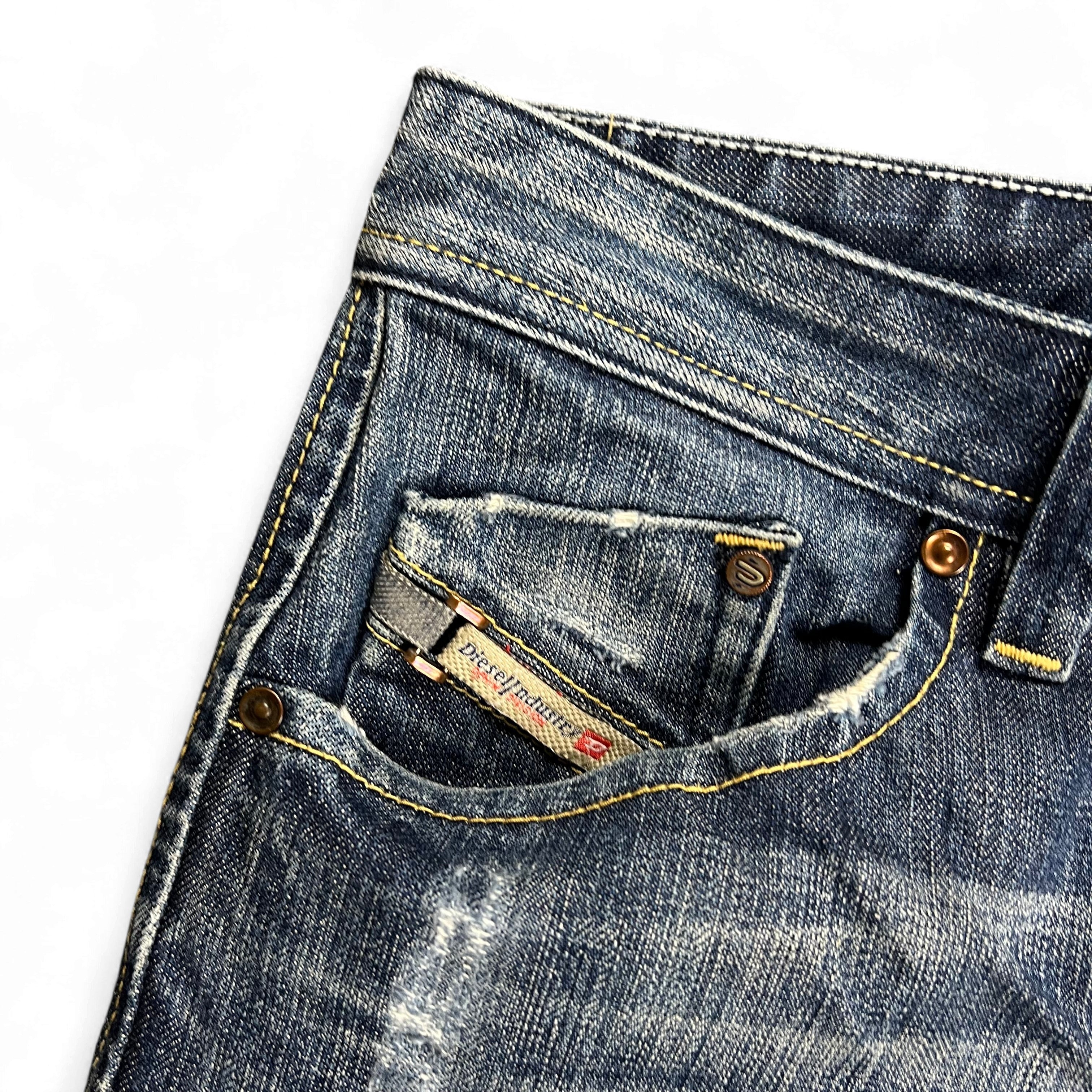 TWC Vintage Diesel Darron Straight Jeans in verwaschenem Blau mit markantem Logo-Detail an der Münztasche
