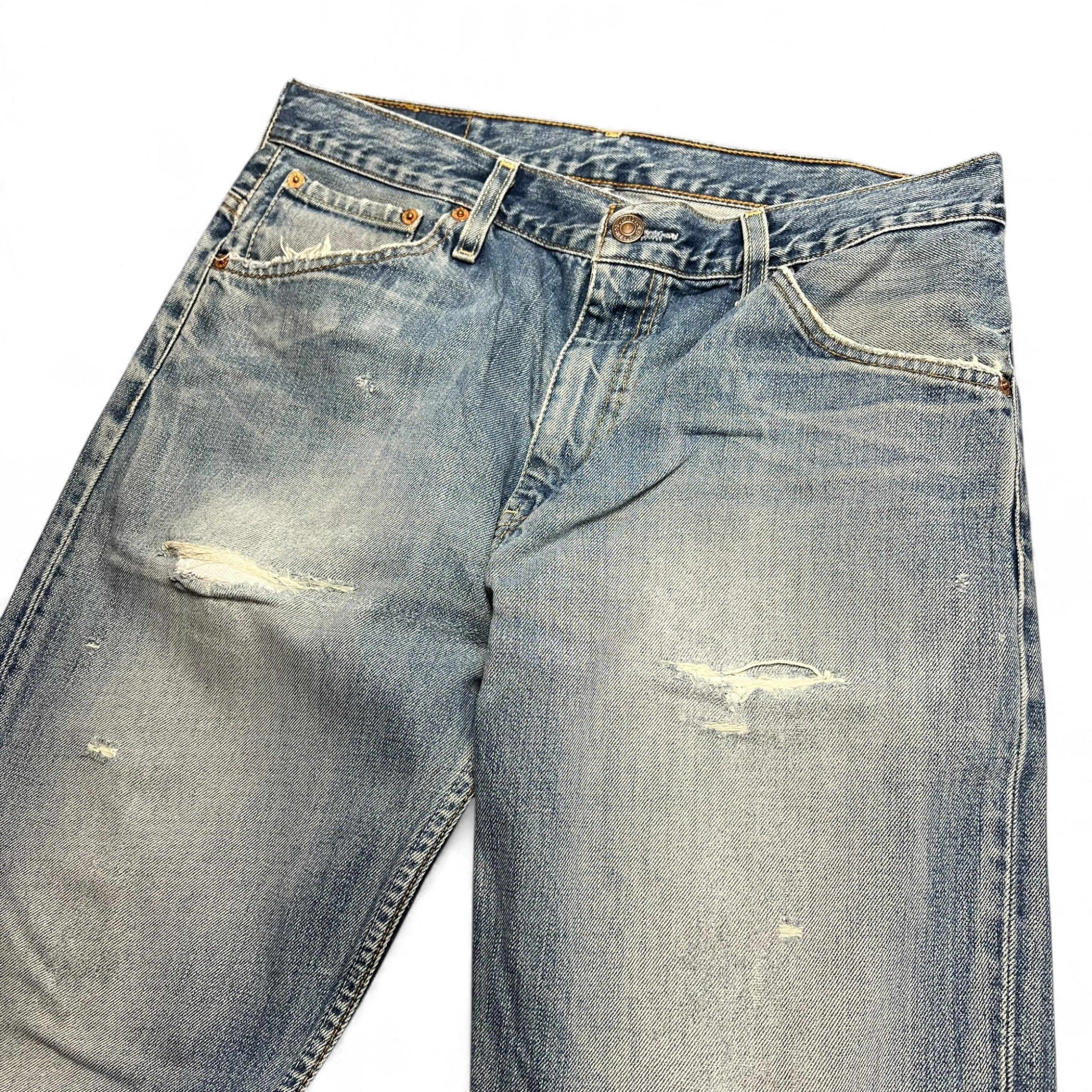 TWC Vintage Levi’s 507 Bootcut Jeans in hellblauem Denim mit Distressed-Details und Used-Look