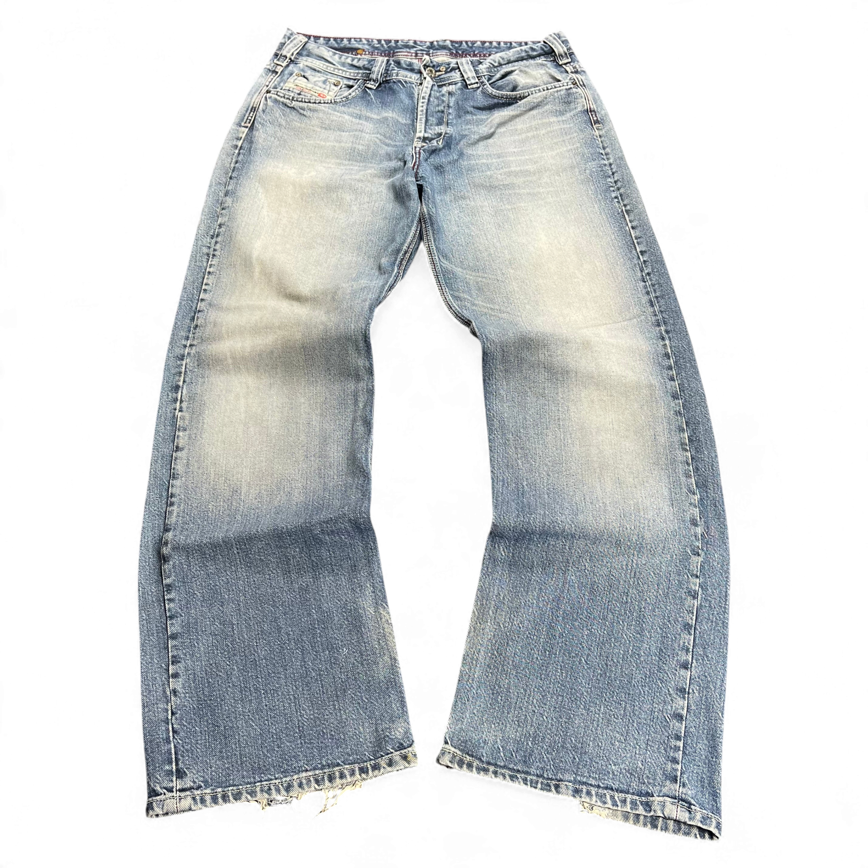 TWC Vintage Diesel Bootcut Jeans in verwaschenem Blau mit Vintage-Waschung und ausgefransten Beinabschlüssen