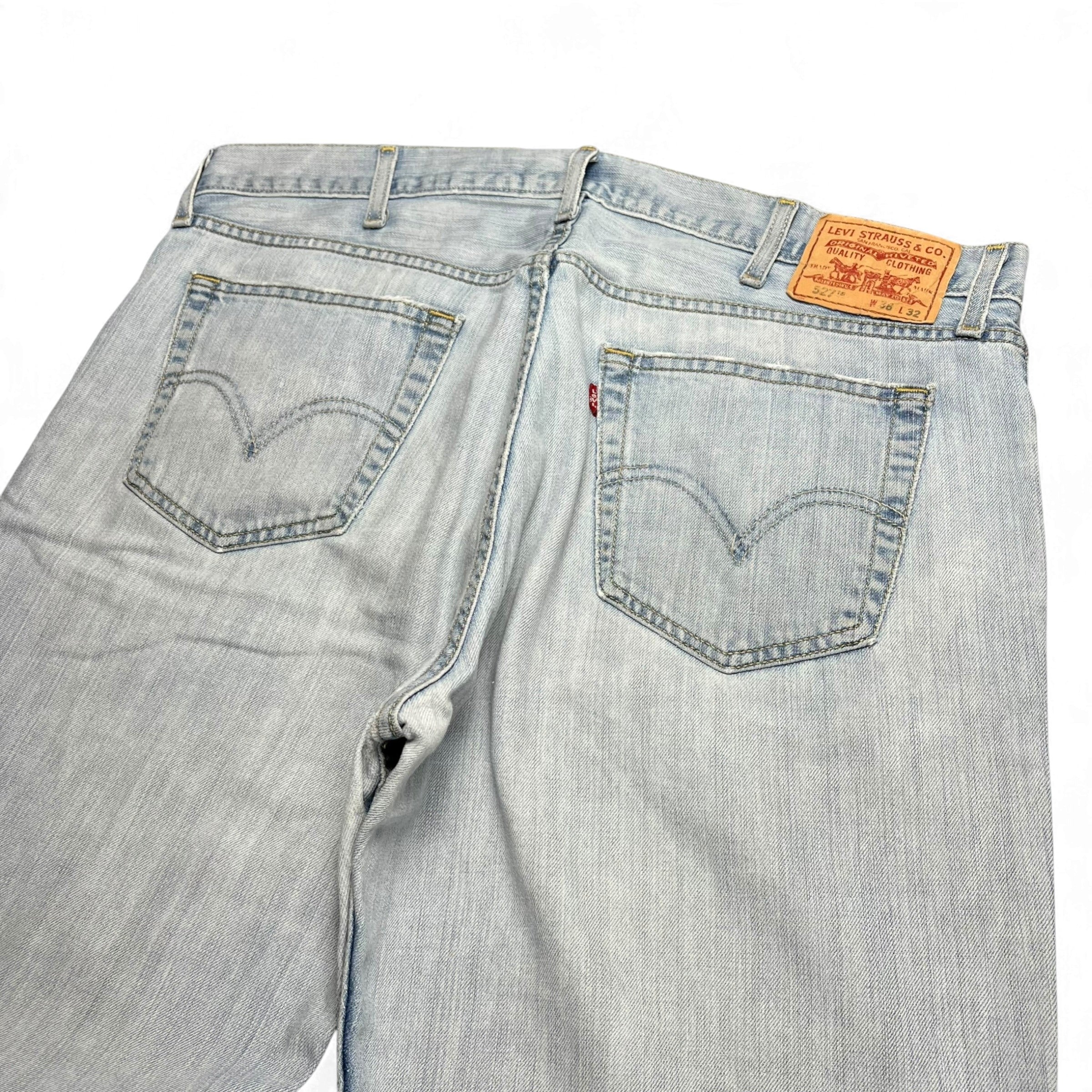 TWC Vintage Levi’s 527 Bootcut Jeans in hellblauem Denim mit klassischem Lederpatch und Gesäßtaschen