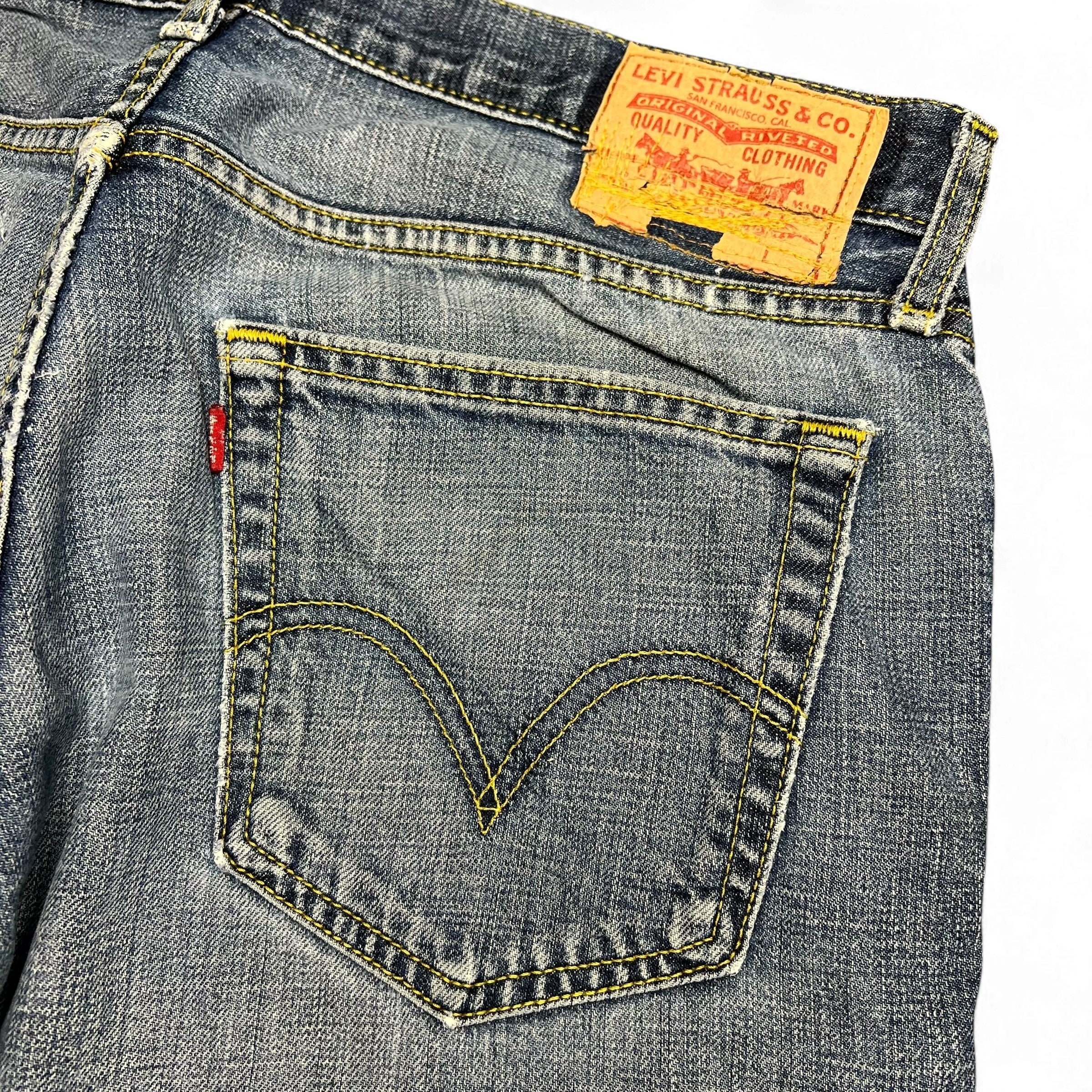 TWC Vintage Levi's 527 Bootcut Jeans in blauem Denim mit klassischem Lederpatch und Gesäßtasche