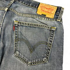 TWC Vintage Levi's 527 Bootcut Jeans in blauem Denim mit klassischem Lederpatch und Gesäßtasche