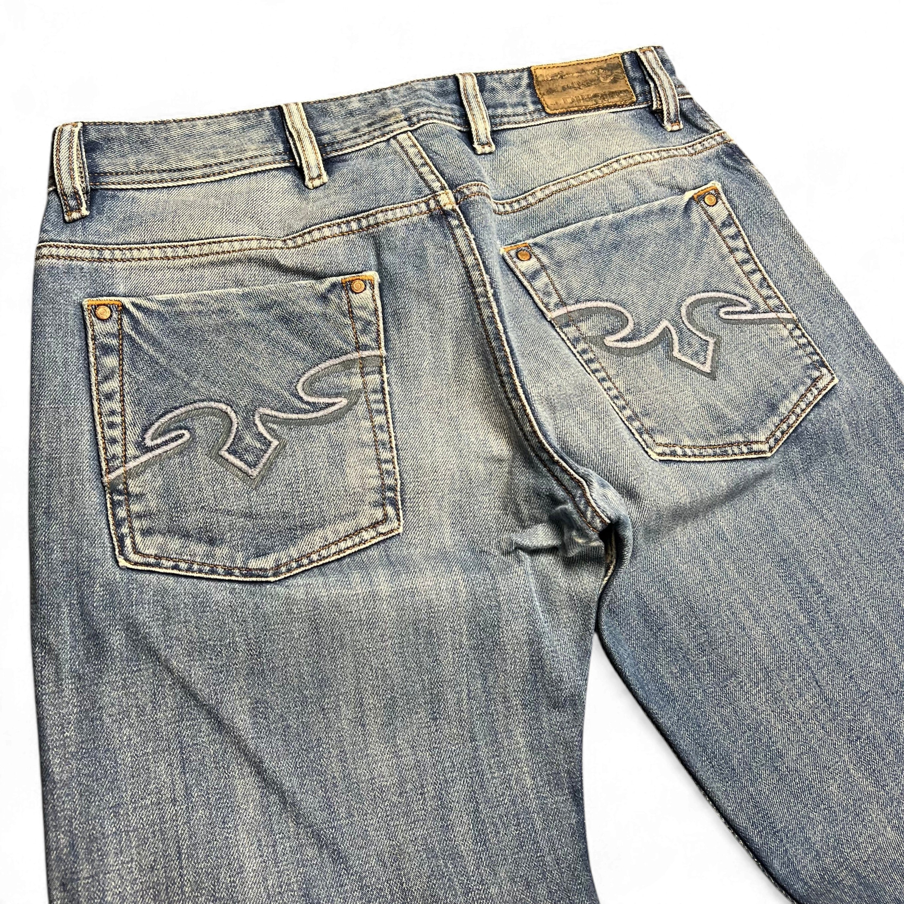 TWC Vintage Diesel Zaghor Bootcut Jeans in verwaschenem Blau mit markanter weißer Stickerei auf den Gesäßtaschen