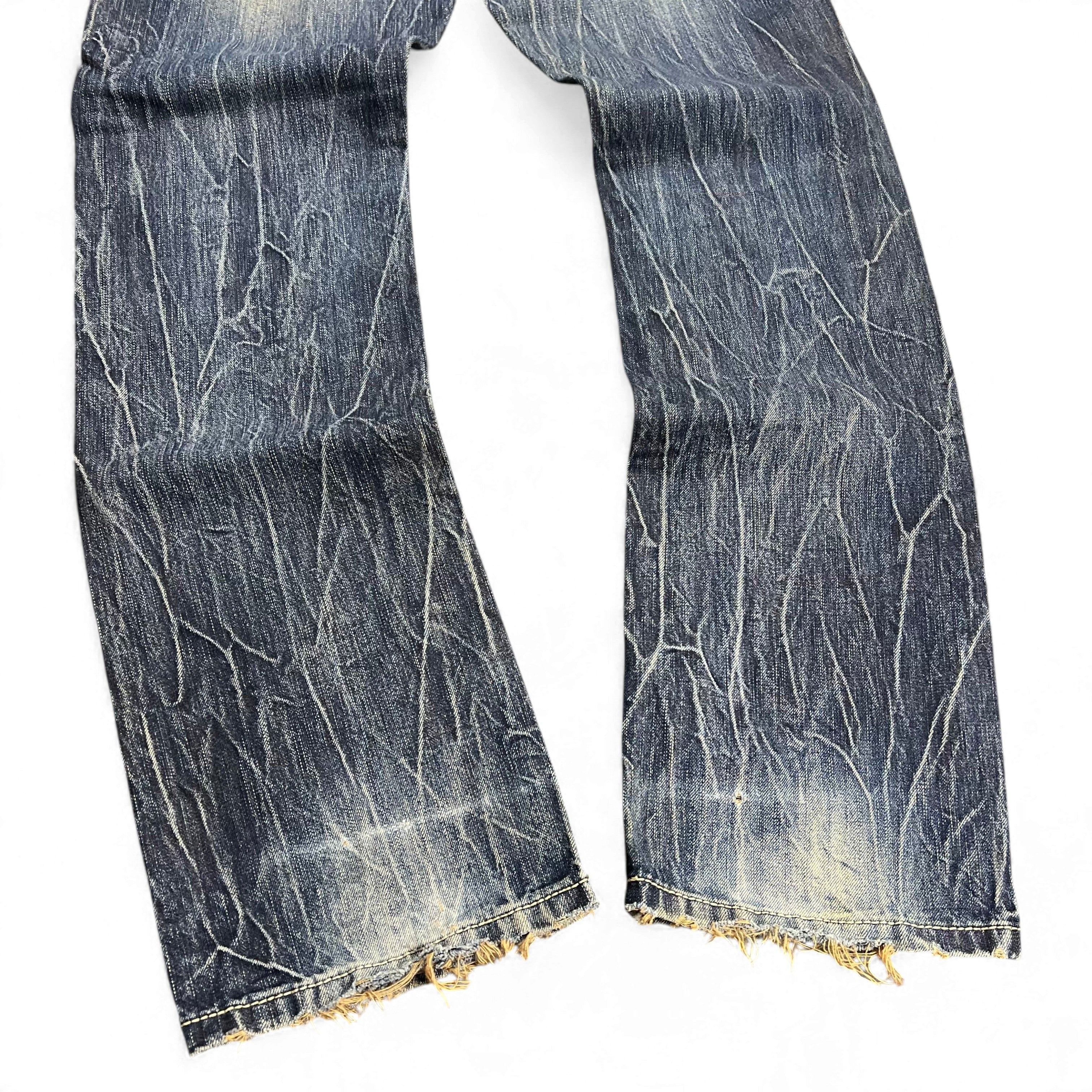 TWC Vintage Evisu KC Straight Jeans in verwaschenem Blau mit markanter Crinkle-Optik und ausgefransten Beinabschlüssen