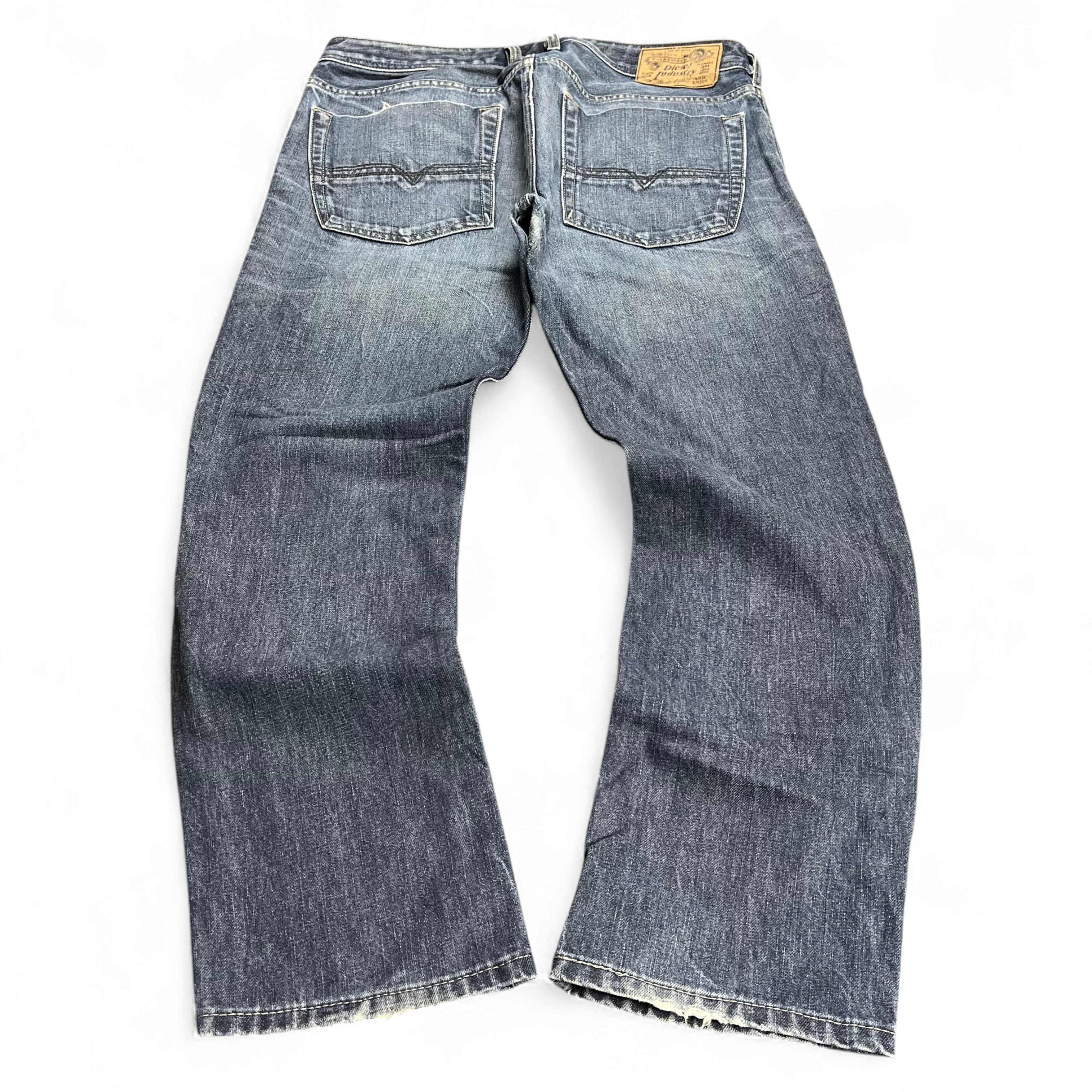 TWC Vintage Diesel Straight USA Jeans in verwaschenem Blau mit geradem Bein und Lederpatch auf der Rückseite