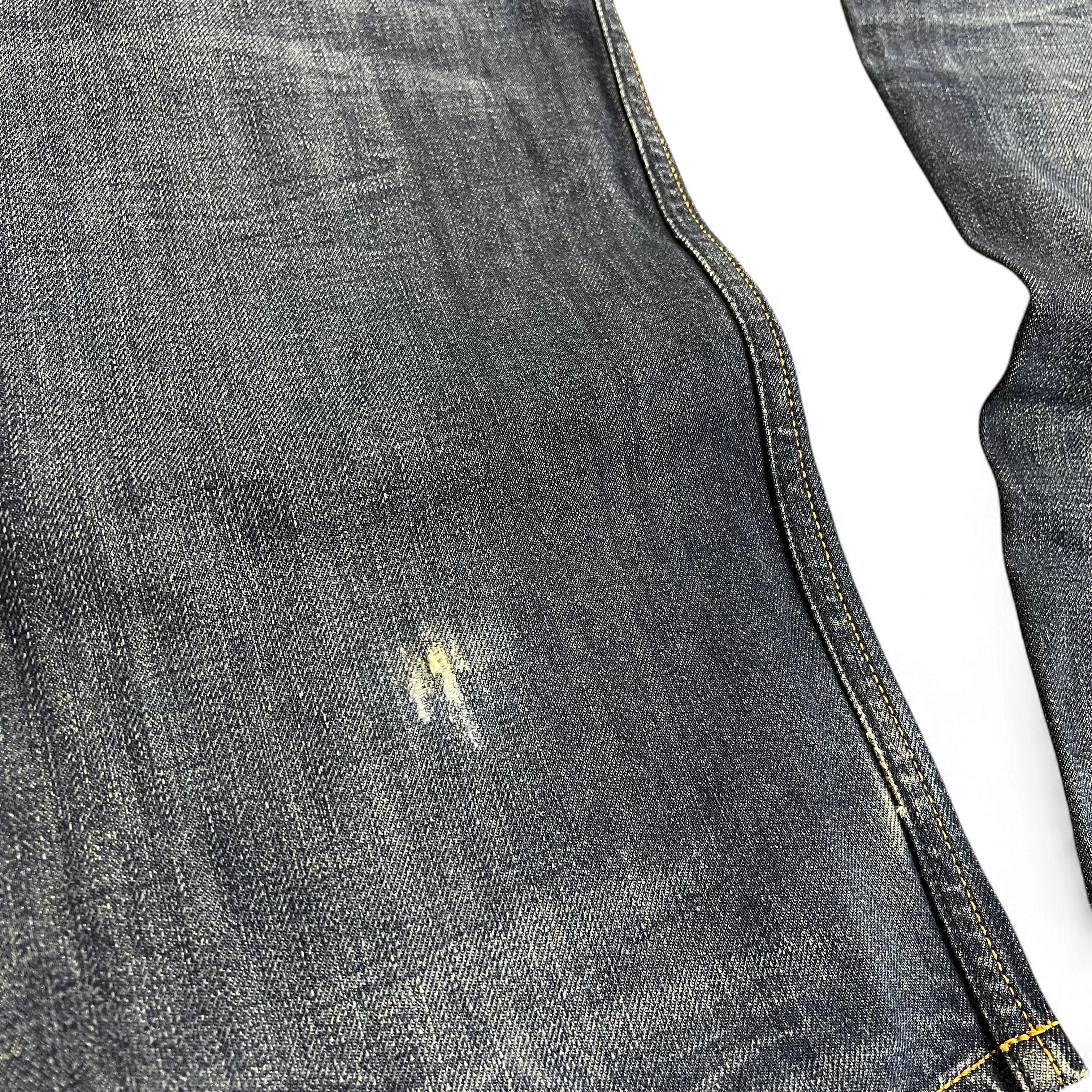 TWC Vintage Diesel Larkee Straight Jeans aus dunkelblauem Denim mit markanter Abnutzungsstelle am Bein