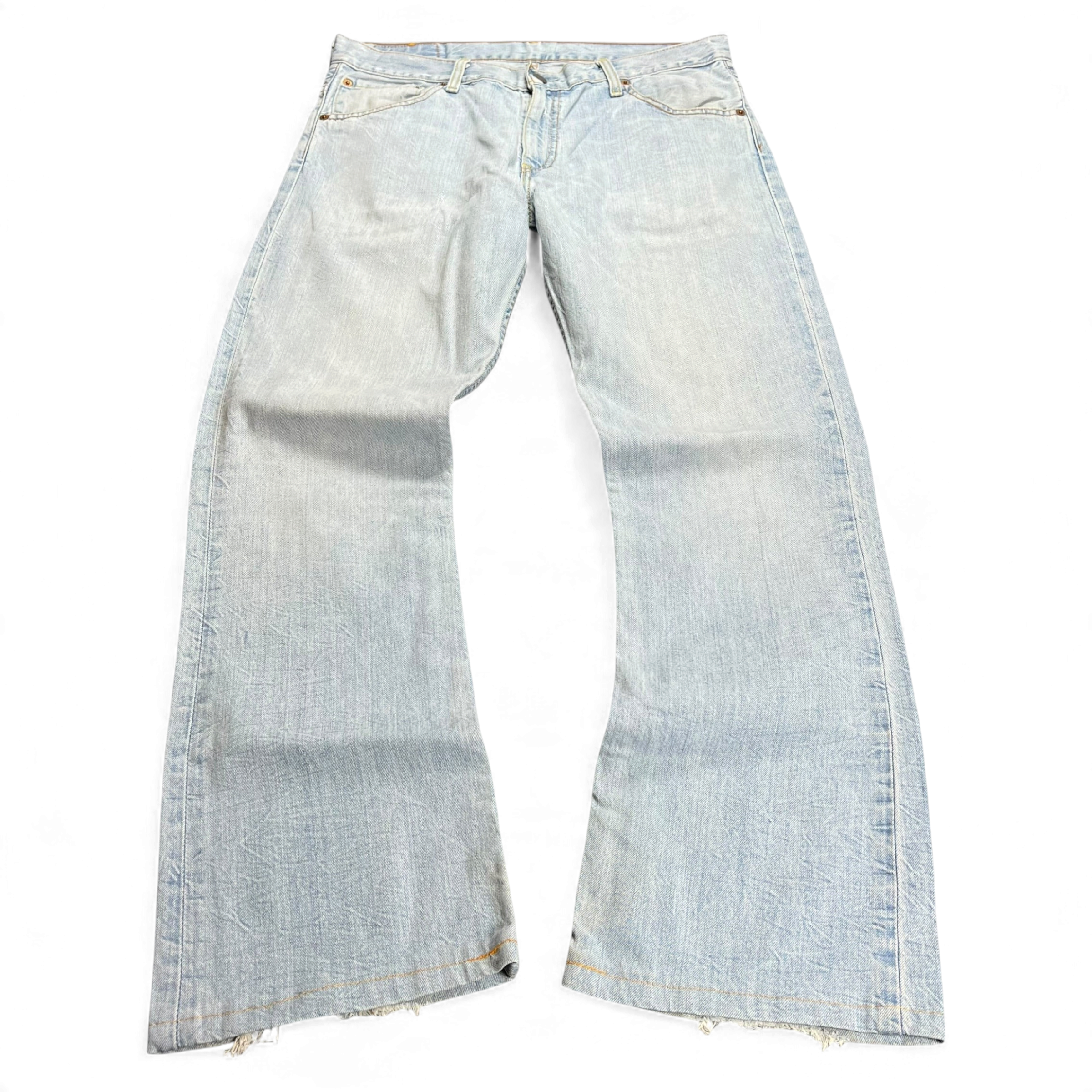 TWC Vintage Levi’s 507 Bootcut Jeans in hellblauem Denim mit ausgefransten Säumen und klassischem Five-Pocket-Design