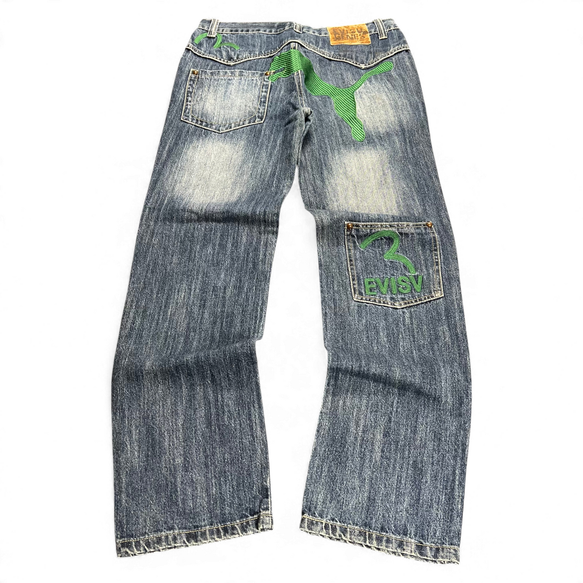 TWC Vintage Evisu KC x Puma Jeans mit geradem Schnitt, verwaschenem Blau und grünem Logo-Print auf der Rückseite