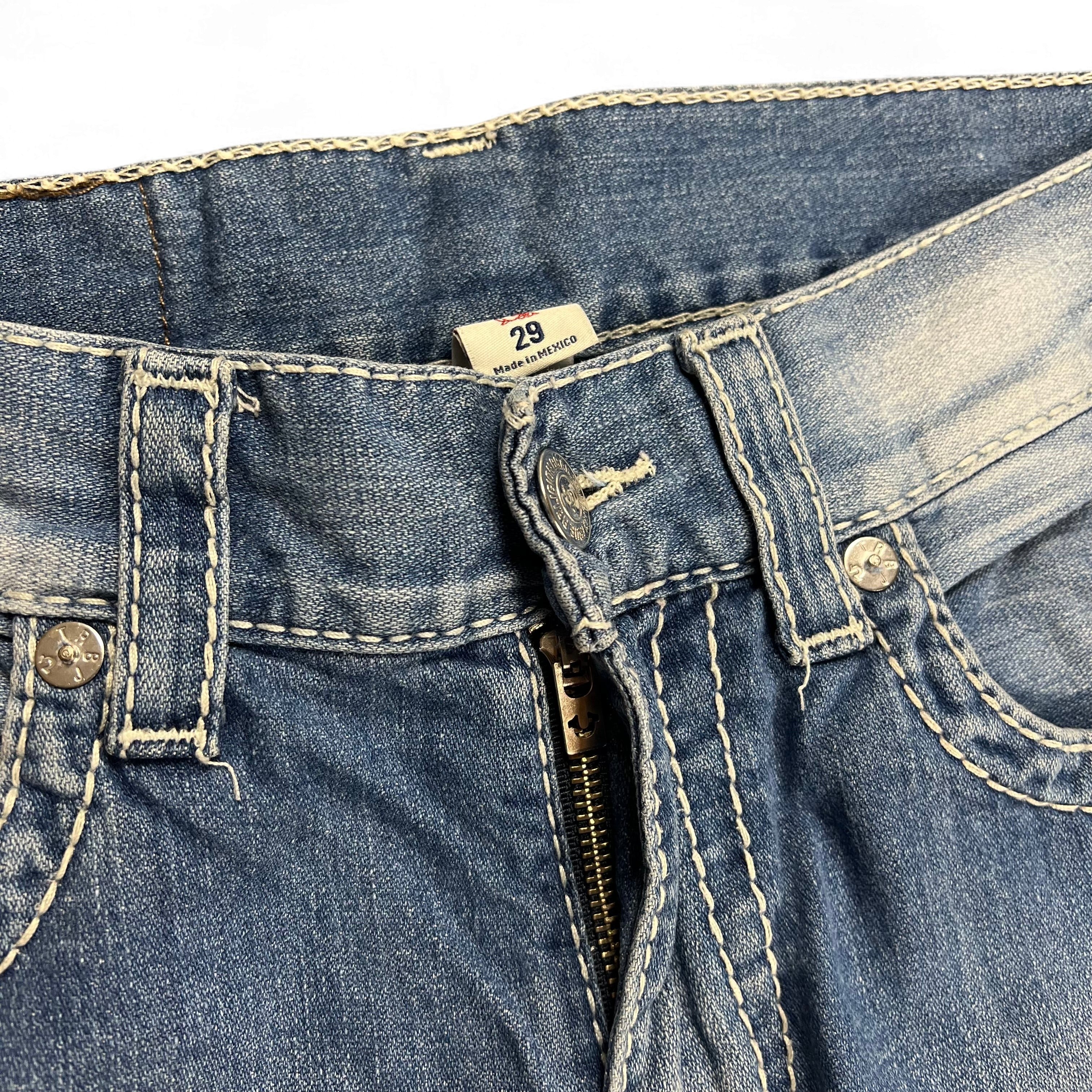 TWC Vintage True Religion Jeans in Blau mit markanten hellen Kontrastnähten und Reißverschluss