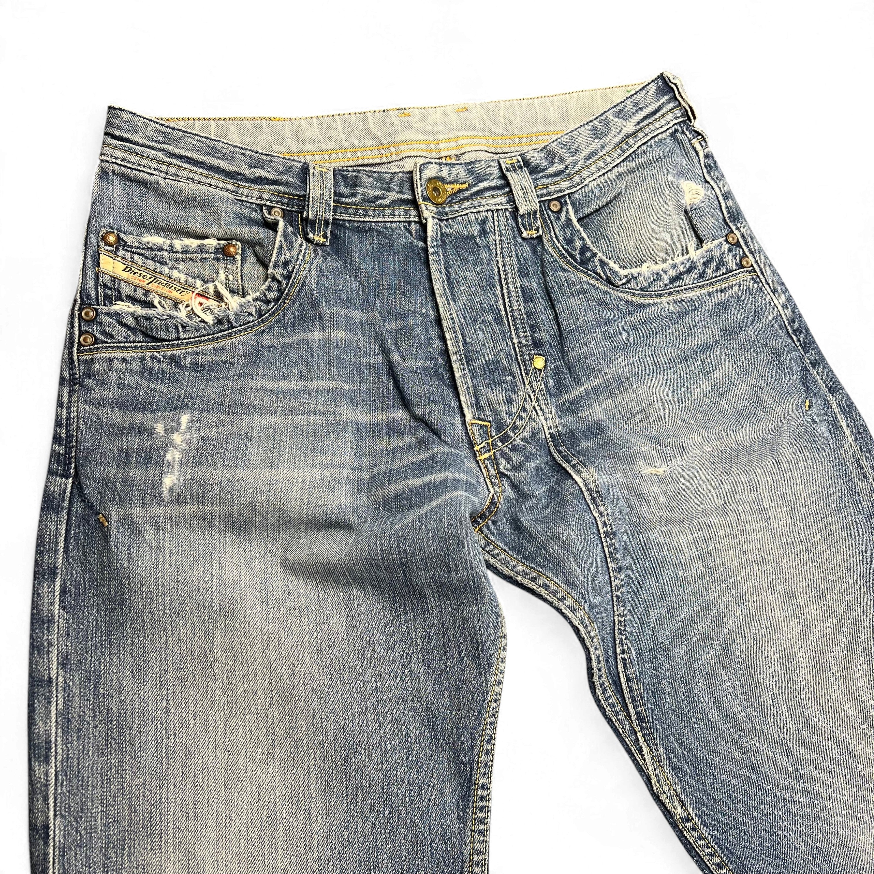 TWC Vintage Diesel Bootcut Jeans in verwaschenem Blau mit Distressed-Details und klassischem Five-Pocket-Design
