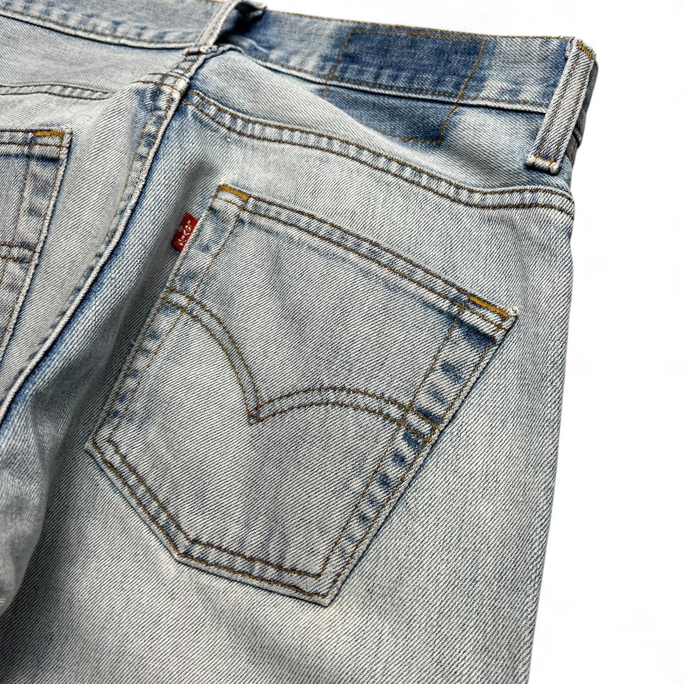 TWC Vintage Levi’s 507 Bootcut Jeans in hellblauem Denim mit klassischer Gesäßtasche und rotem Label