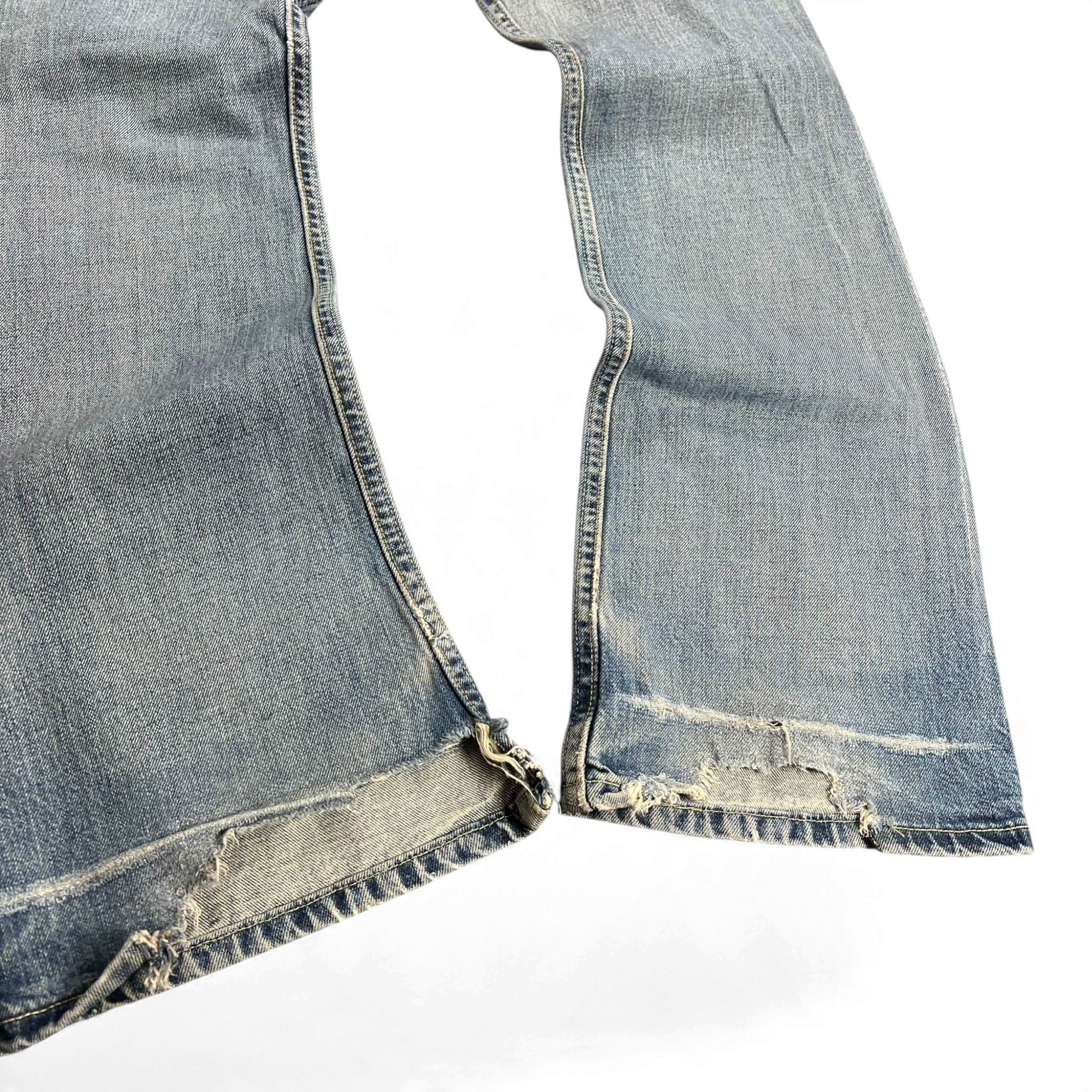 TWC Vintage Levi’s 507 Bootcut Jeans in hellblauem Denim mit abgenutzten Säumen und Vintage-Details