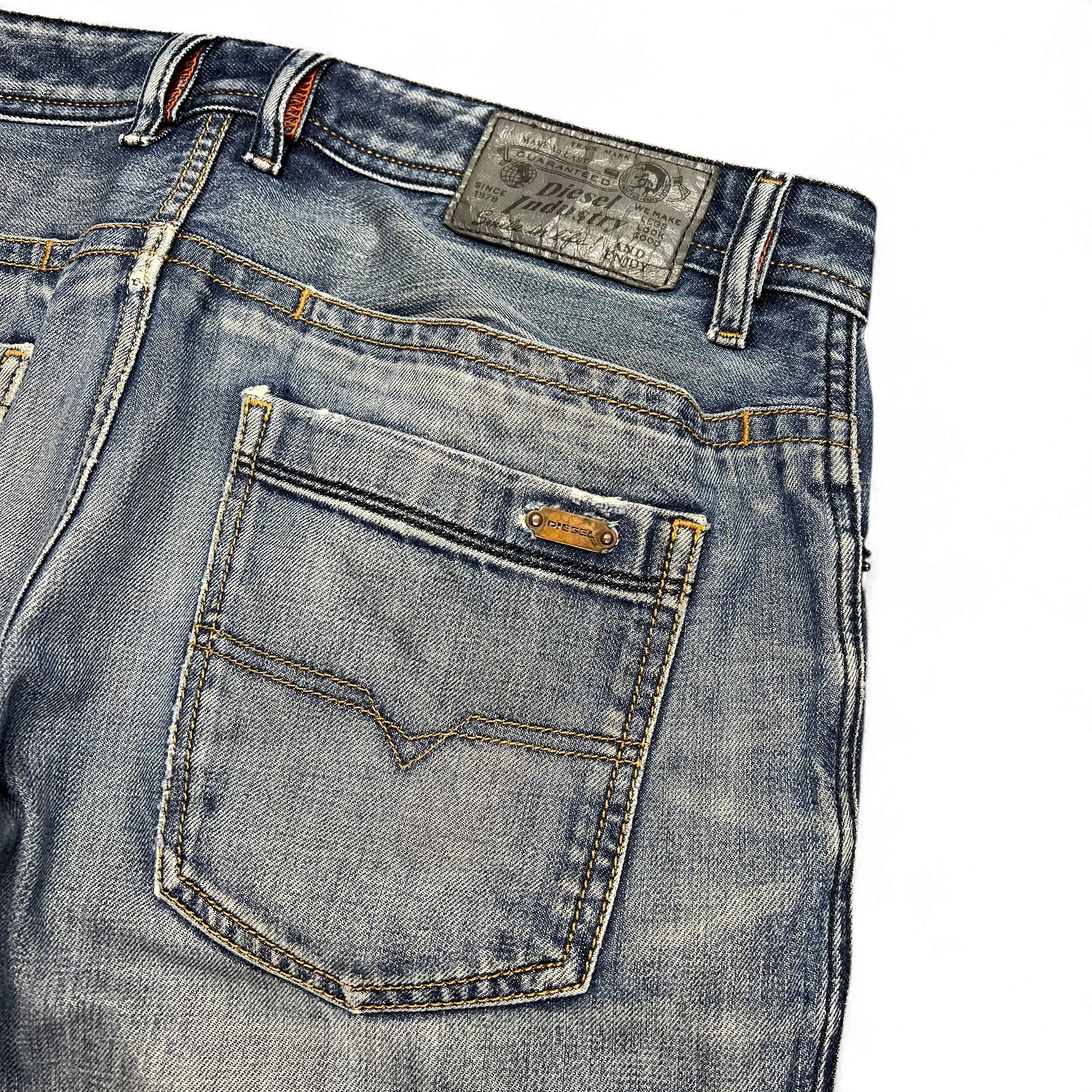 TWC Vintage Diesel Straight Jeans in verwaschenem Blau mit Lederpatch und Gesäßtasche mit Logo-Detail