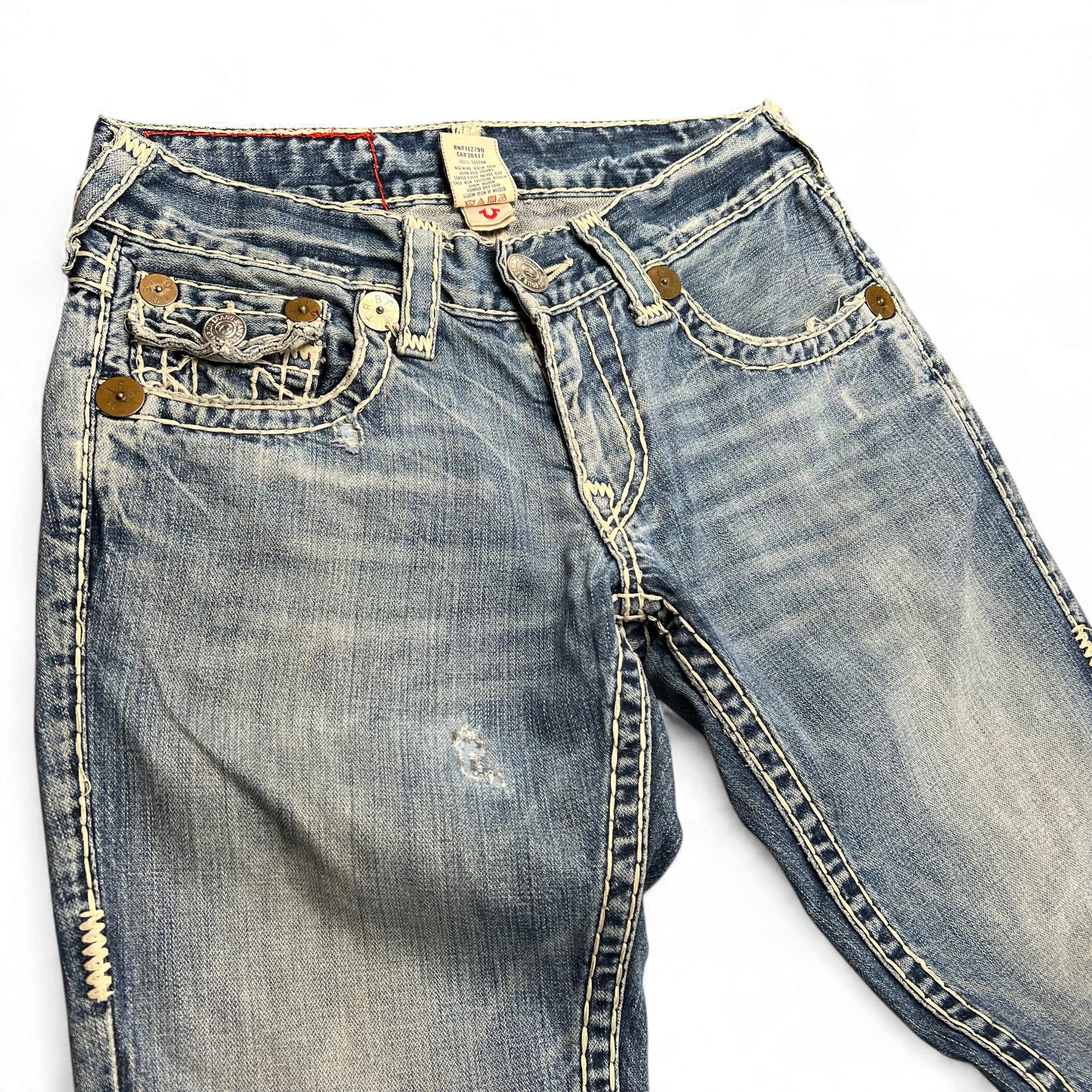 TWC Vintage True Religion Joey Super T Bootcut Jeans in blau mit markanten weißen Kontrastnähten und Used-Look