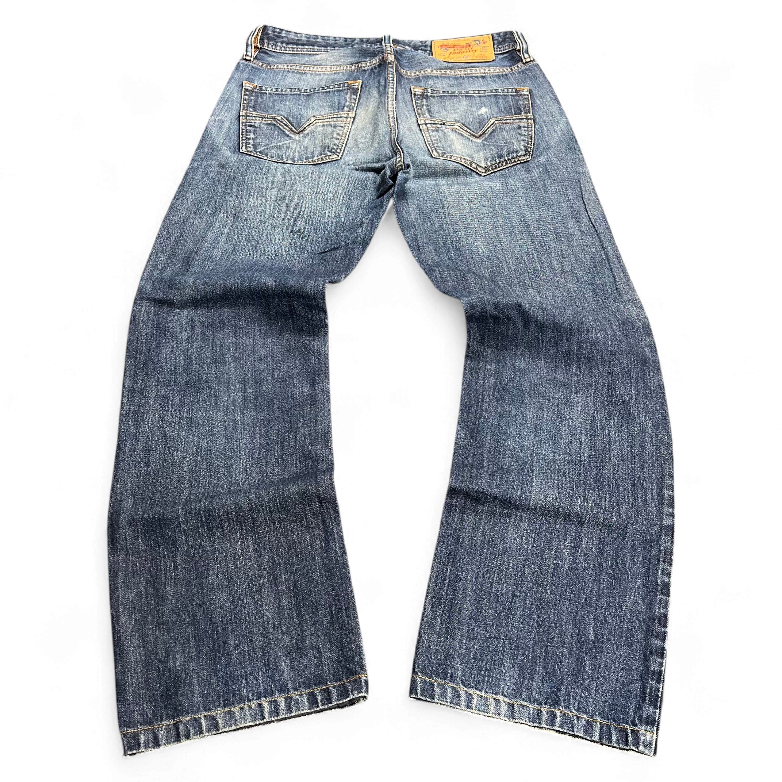 TWC Vintage Diesel Larkee Straight Jeans in verwaschenem Blau mit klassischem Five-Pocket-Design und Leder-Patch