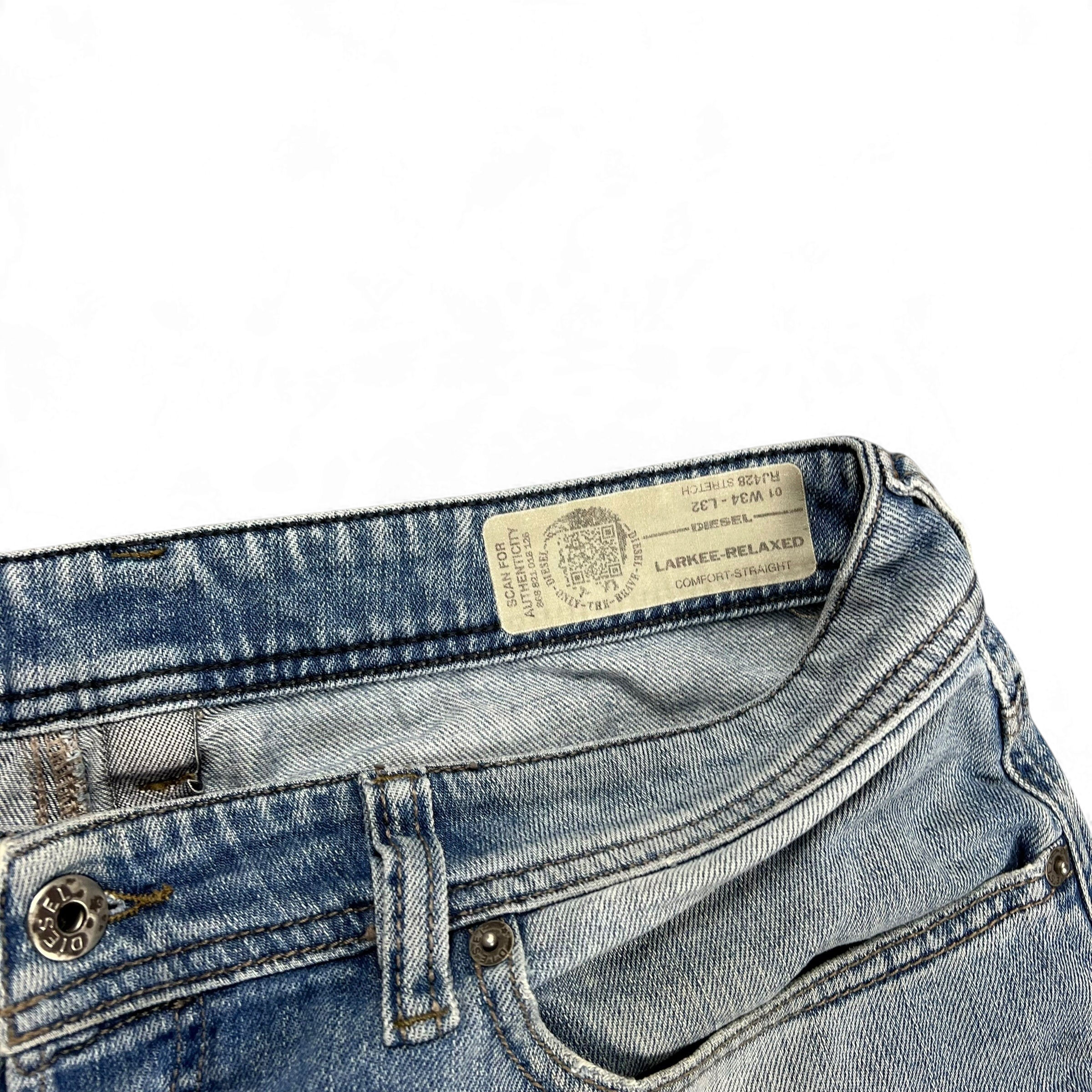 TWC Vintage Diesel Larkee Straight Jeans mit authentischem Markenlabel und Knopfdetail in verwaschenem Blau