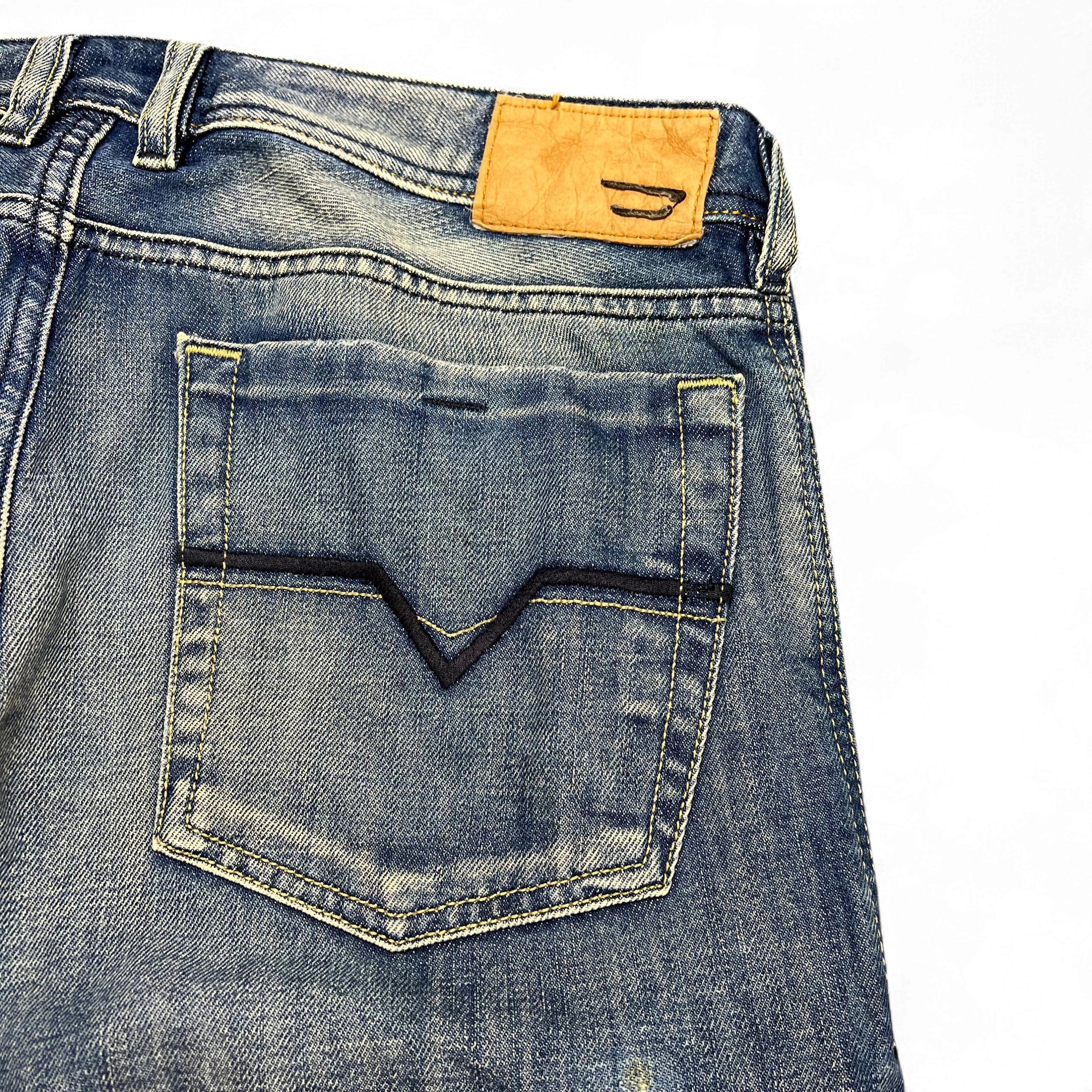 TWC Vintage Diesel Zathan Bootcut Jeans in blauem Denim mit charakteristischem Lederpatch und Gesäßtasche