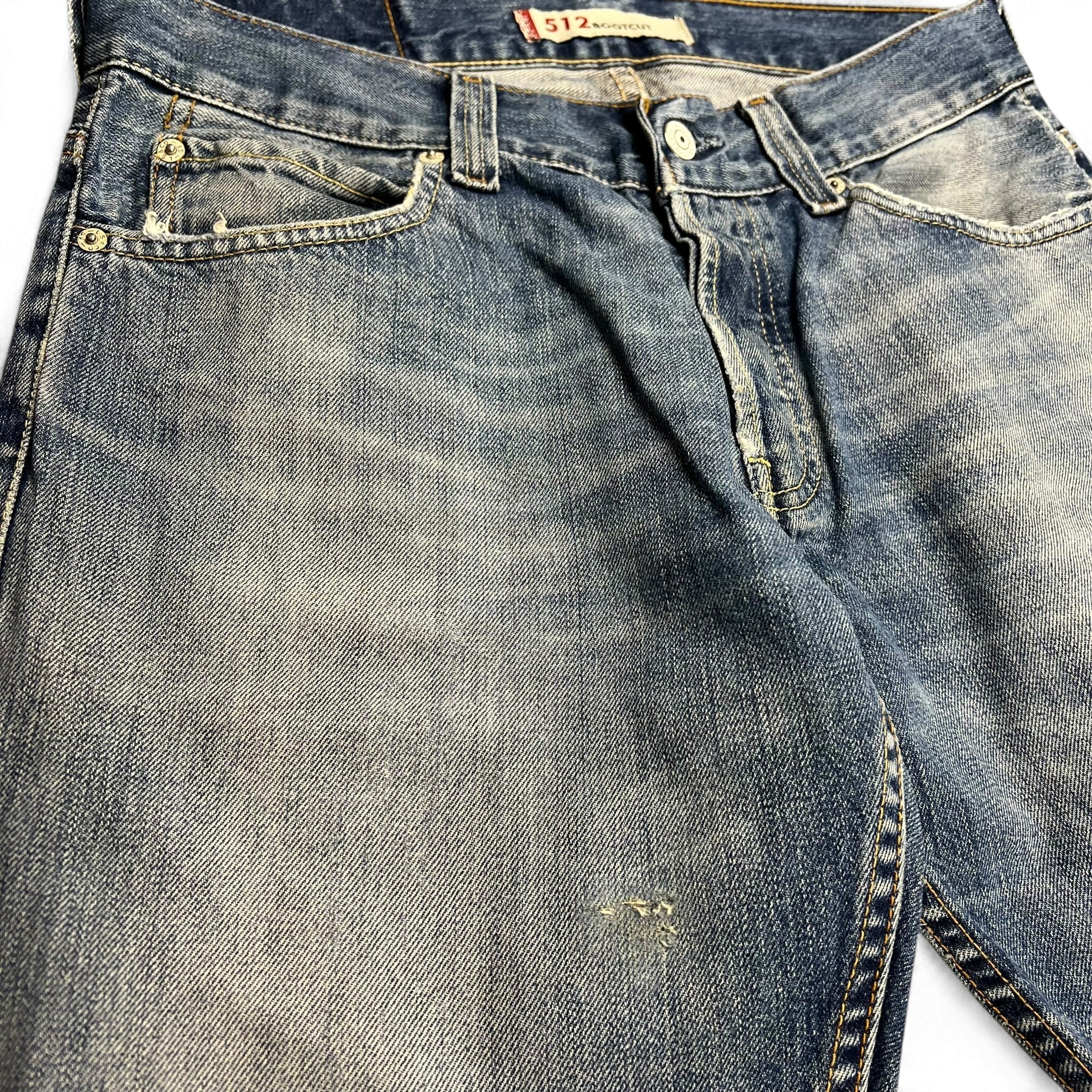 TWC Vintage Levi’s 512 Bootcut Jeans in verwaschenem Blau mit Vintage-Details und leichter Abnutzung