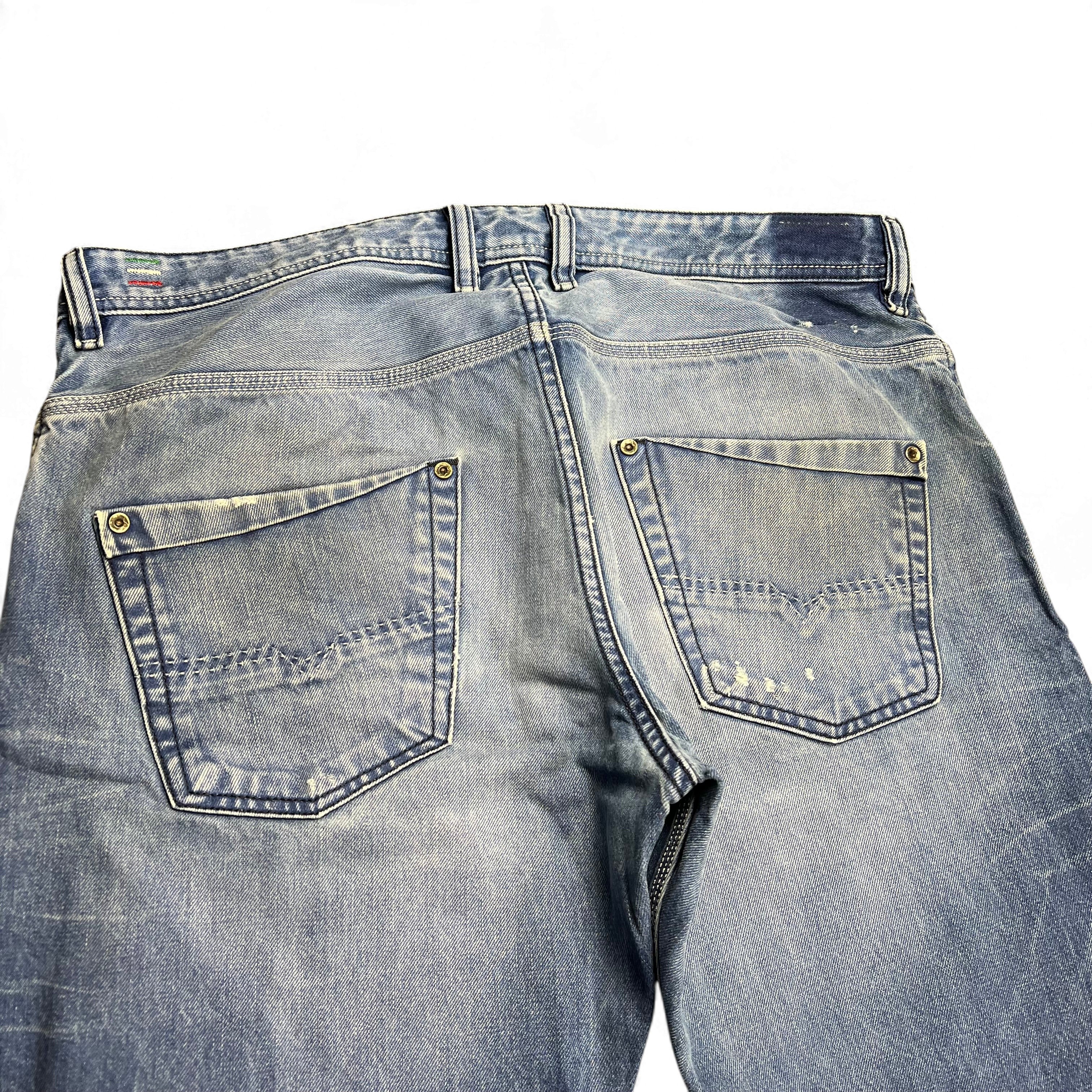 TWC Vintage Diesel Straight Jeans in verwaschenem Blau mit Gesäßtaschen und Used-Look-Details