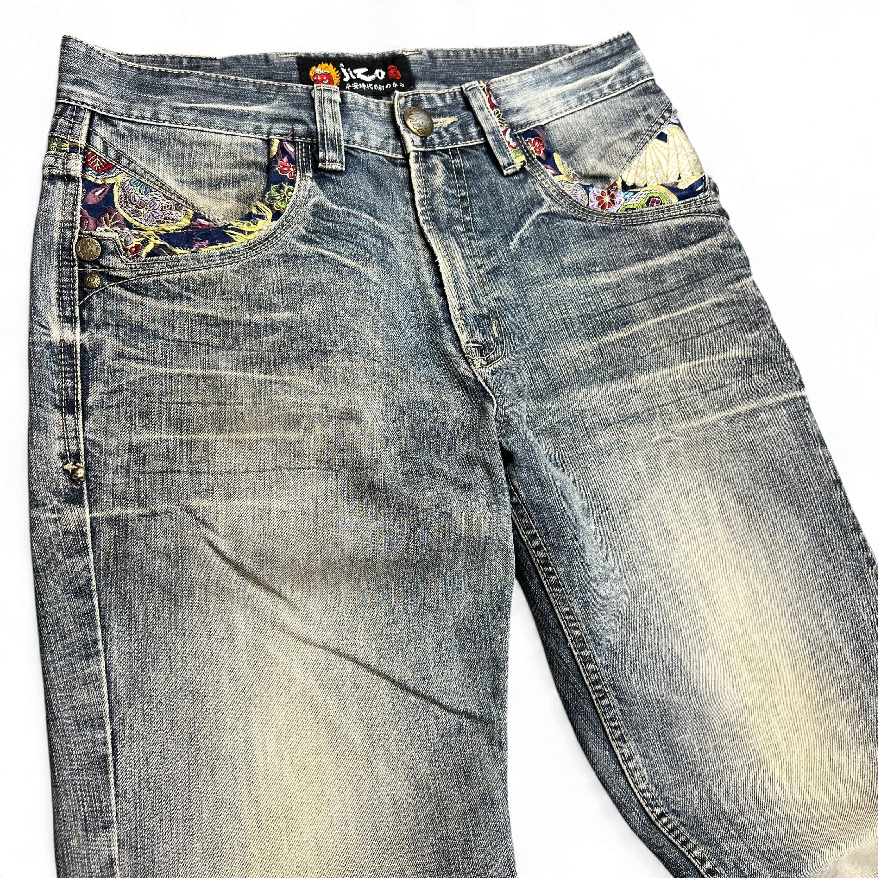 TWC Vintage Jeans mit japanischer Jizo-Stickerei und floralen Taschen-Details in verwaschenem Blau
