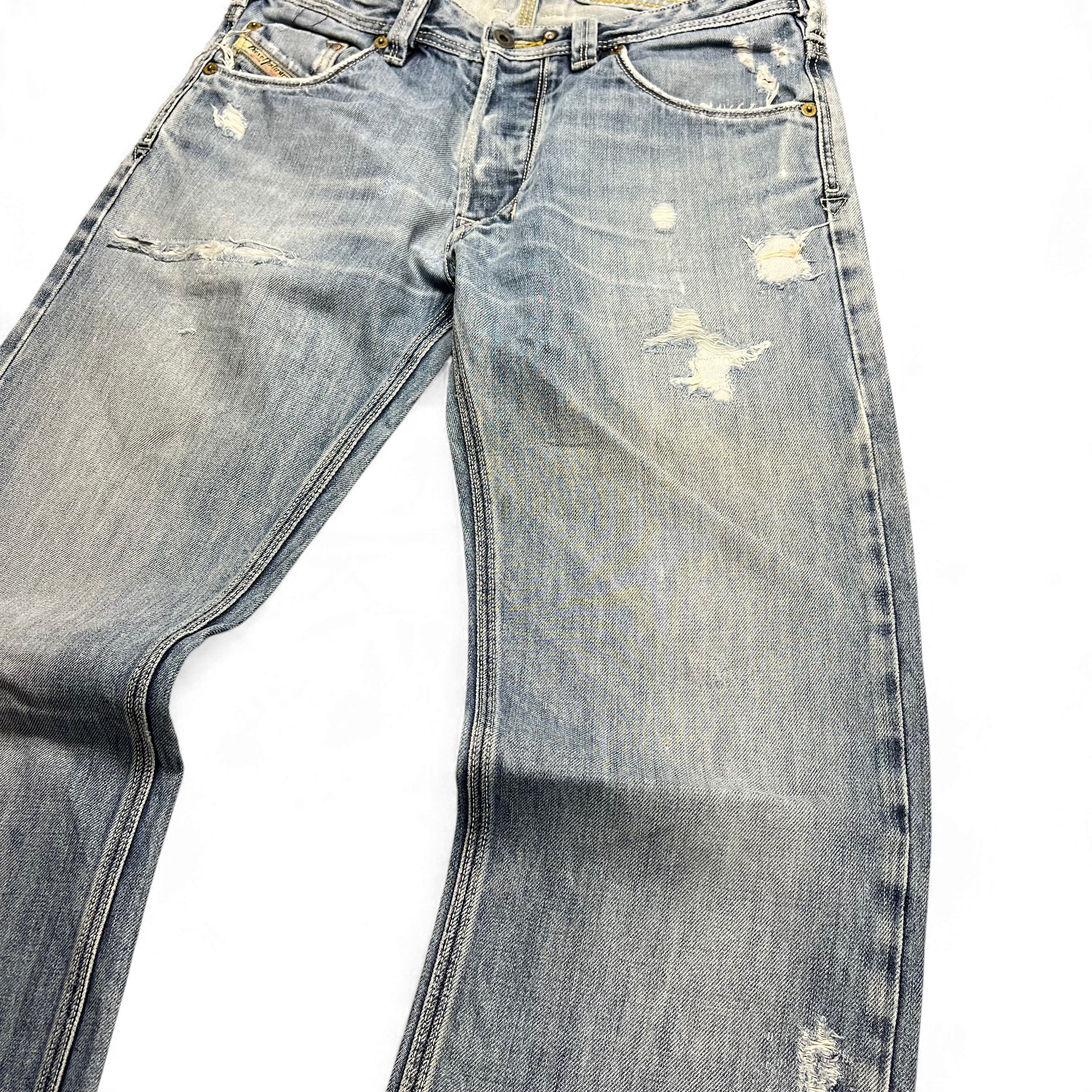 TWC Vintage Diesel Straight Jeans in verwaschenem Blau mit Distressed-Details und Rissen im Vintage-Look