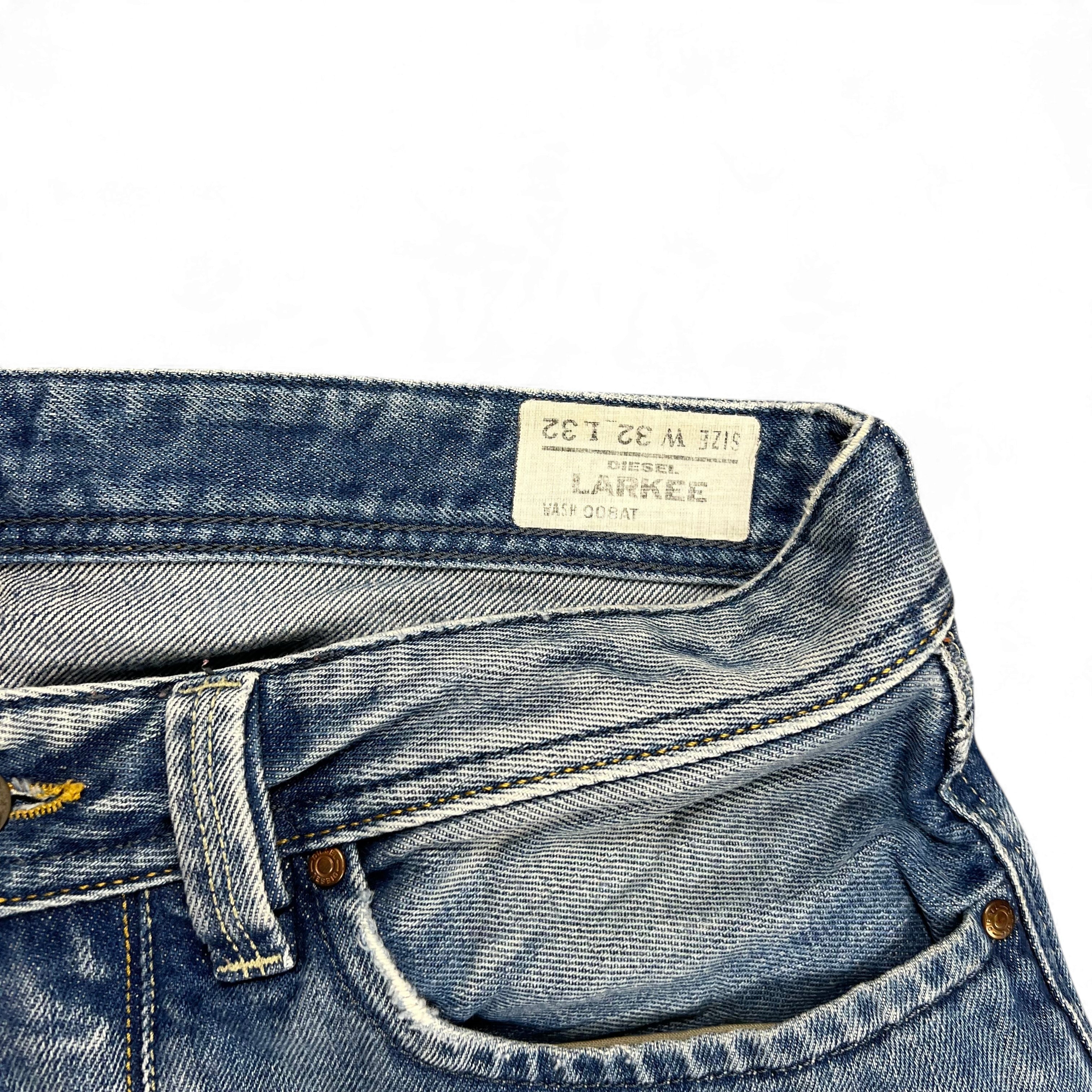 TWC Vintage Diesel Larkee Jeans mit blauem Denim-Stoff und Etikett an der Taille