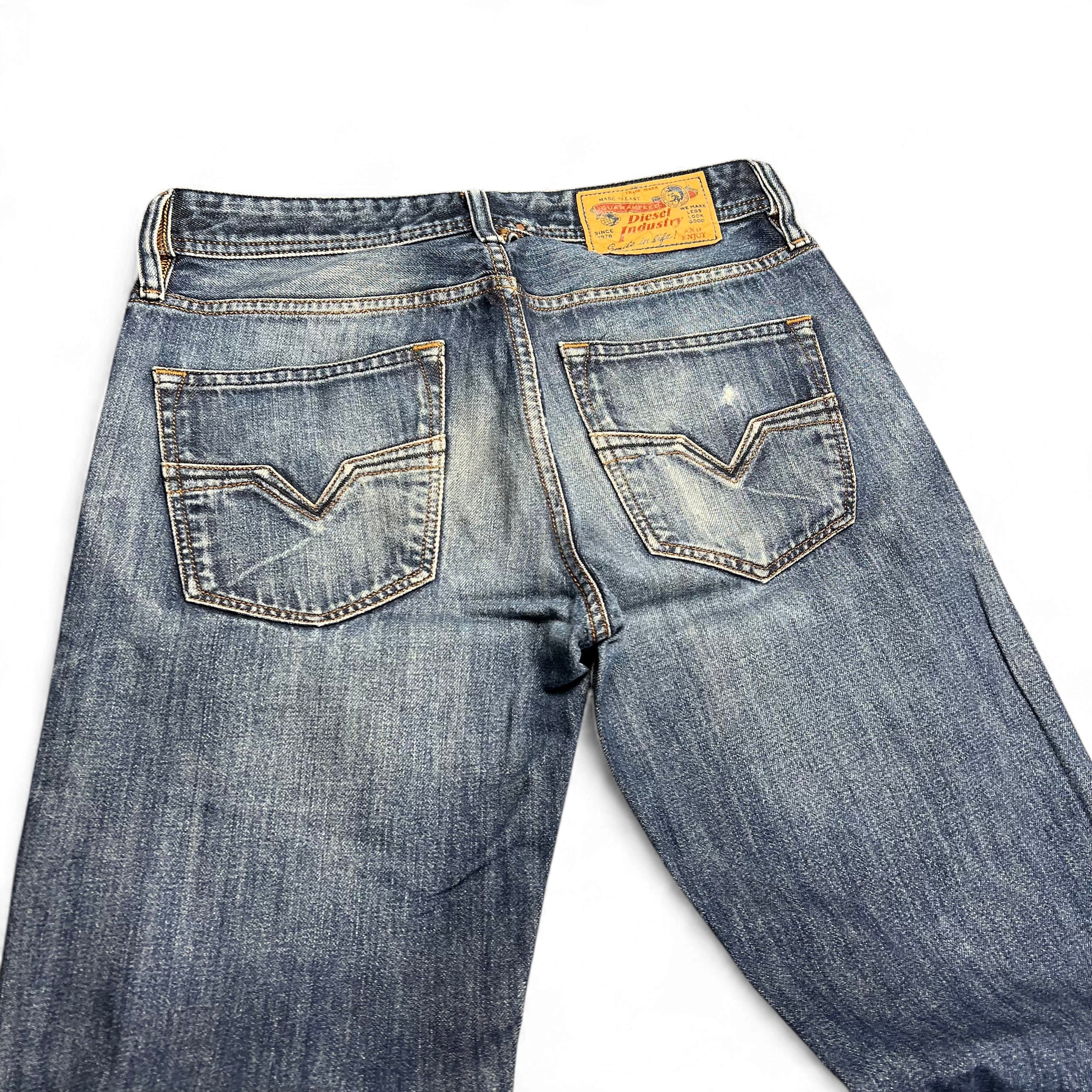 TWC Vintage Diesel Larkee Straight Jeans in blauem Denim mit klassischem Lederpatch und Gesäßtaschen-Stickerei