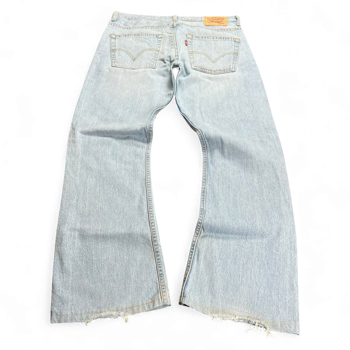 TWC Vintage Levi’s 507 Bootcut Jeans in hellblauem Denim mit ausgefransten Säumen und klassischem Lederpatch