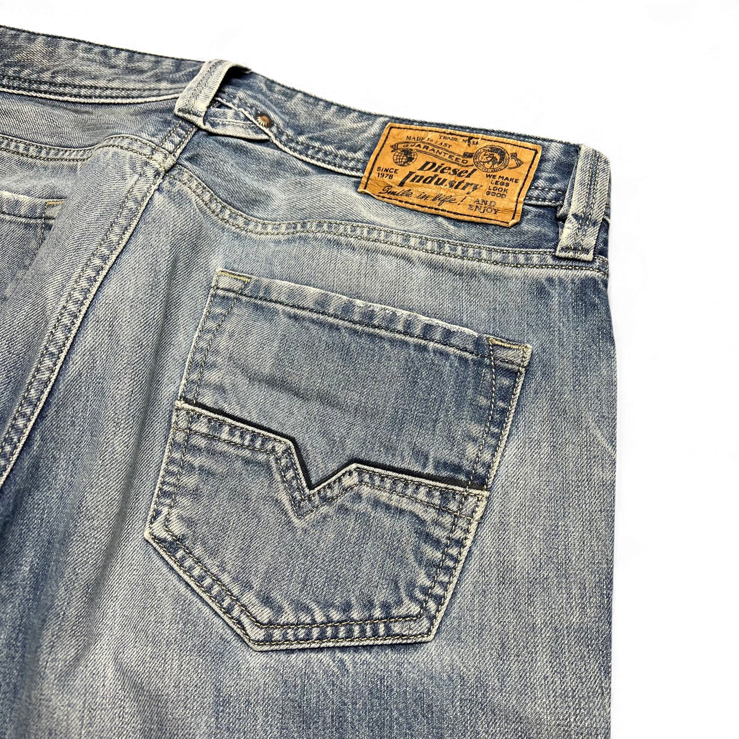 TWC Vintage Diesel Larkee Straight Jeans in verwaschenem Blau mit charakteristischem Lederpatch und Gesäßtasche