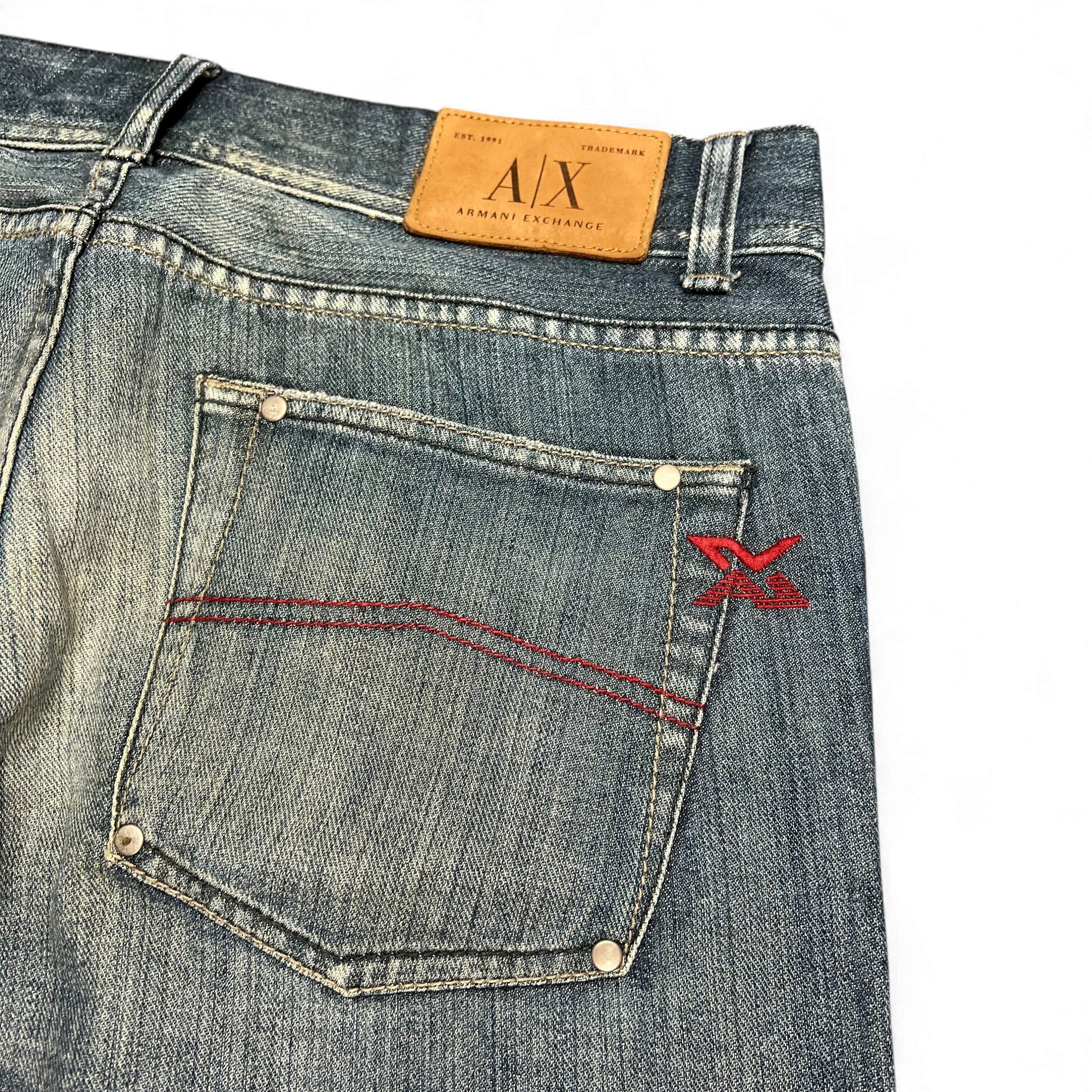 TWC Vintage Armani Exchange Jeans mit verwaschenem Denim, braunem Lederpatch und roter Stickerei auf der Gesäßtasche