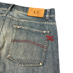 TWC Vintage Armani Exchange Jeans mit verwaschenem Denim, braunem Lederpatch und roter Stickerei auf der Gesäßtasche