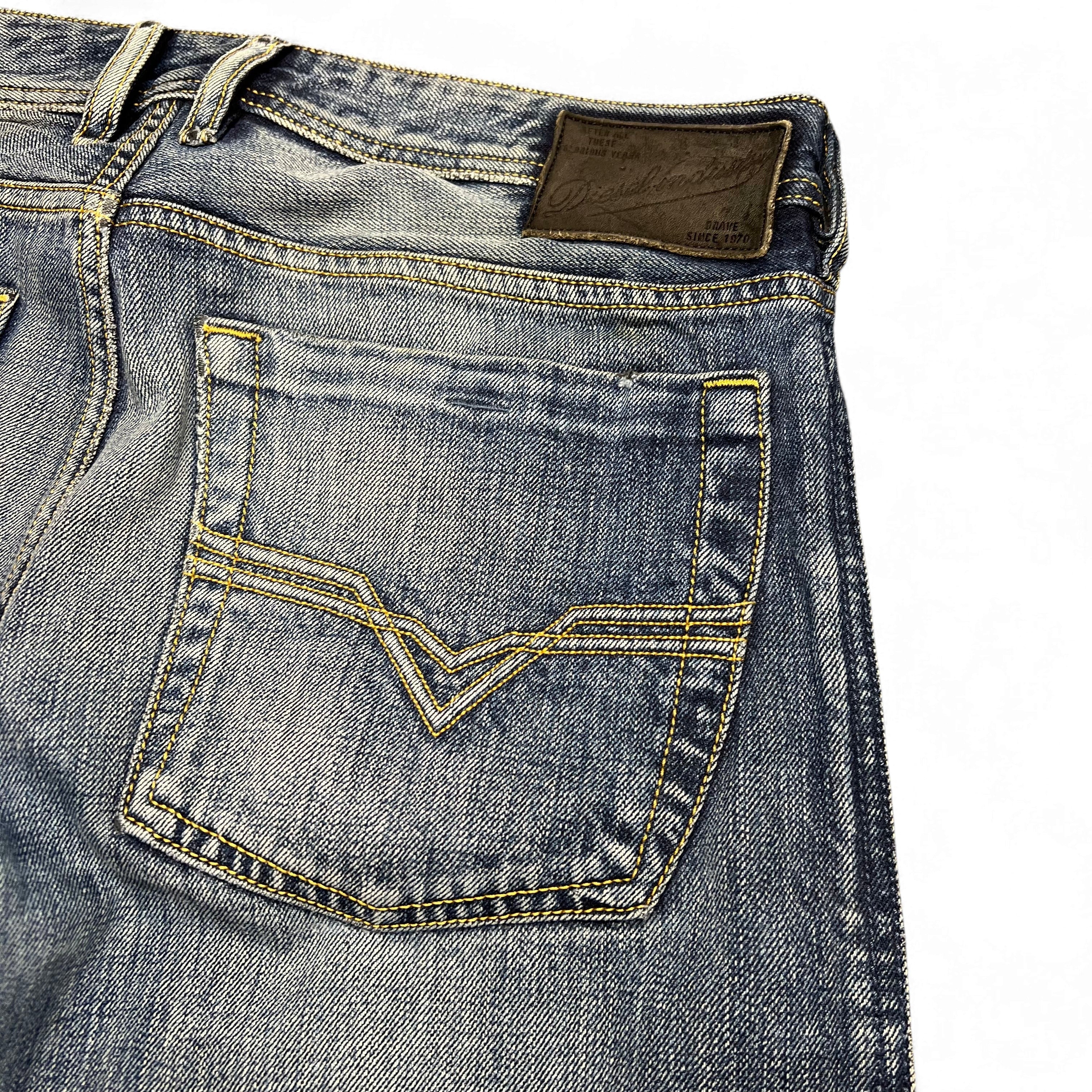 TWC Vintage Diesel Zatiny Bootcut Jeans in blauem Denim mit markanten gelben Nähten und Leder-Patch an der Rückseite