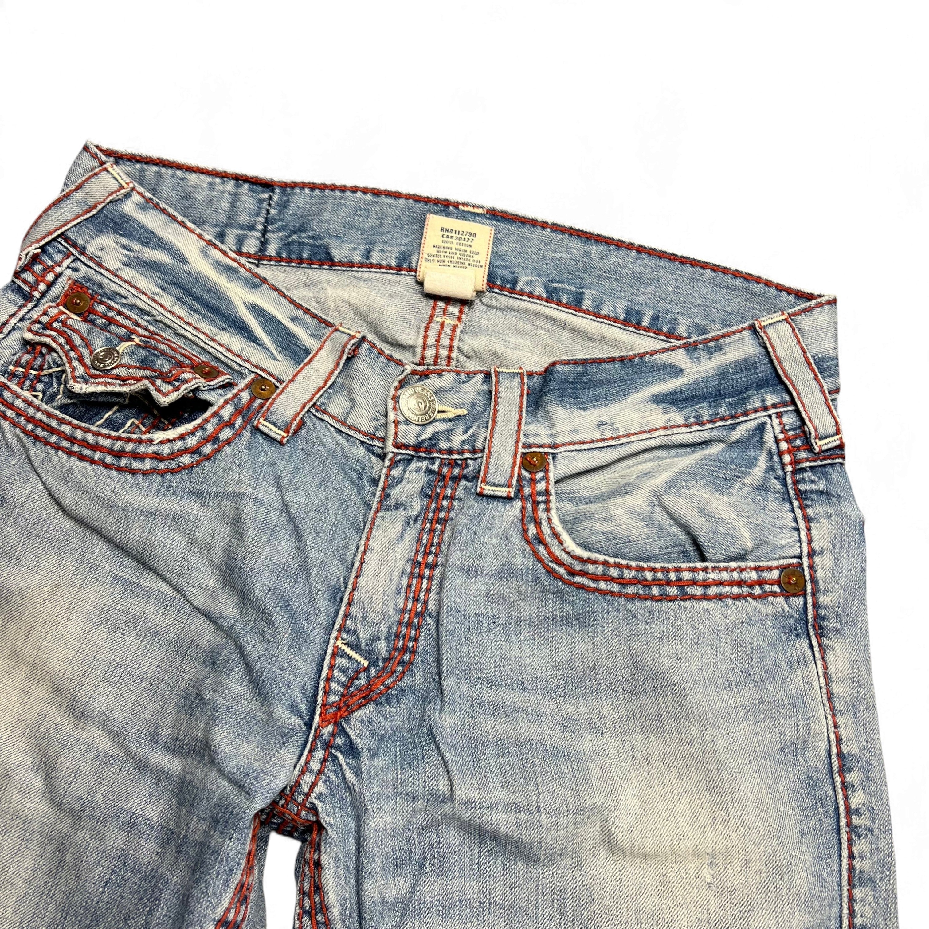 TWC Vintage True Religion Straight Jeans in hellblauem Denim mit markanten roten Kontrastnähten und Knopfverschluss