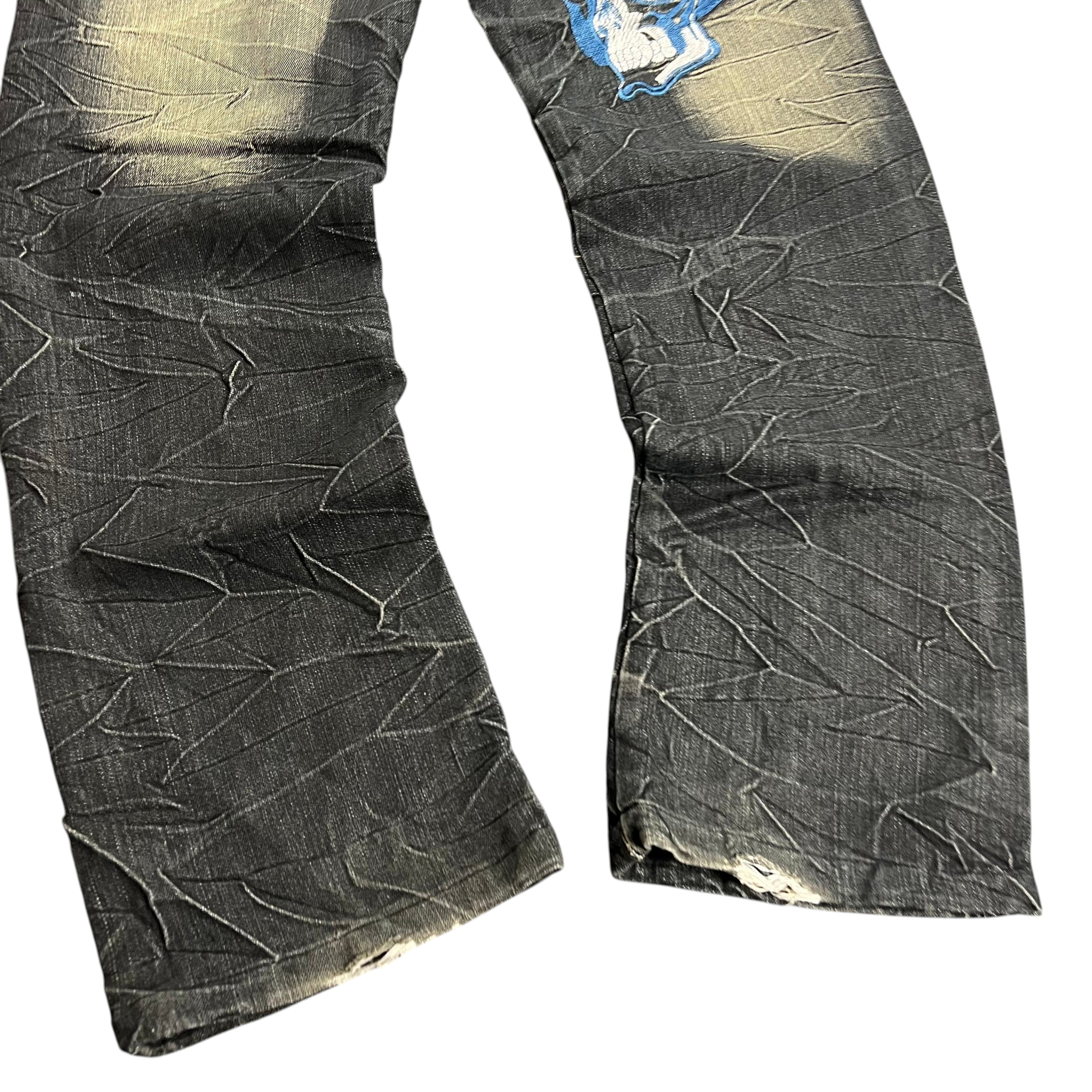 TWC Vintage Jeans aus dunklem Denim mit japanischer Stickerei und markanter Knitteroptik im Used-Look