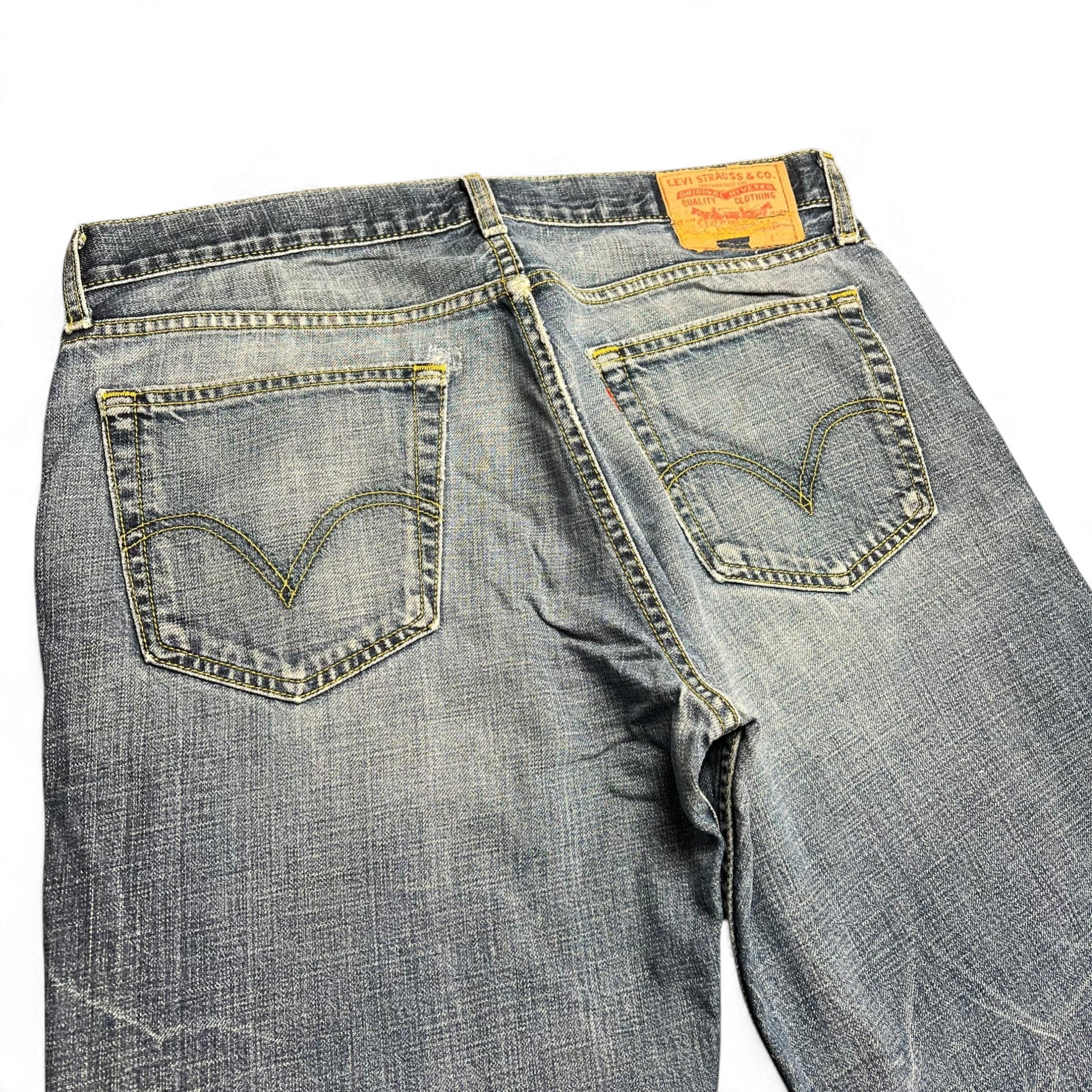 TWC Vintage Levi's 527 Bootcut Jeans in verwaschenem Blau mit klassischem Leder-Patch und Gesäßtaschen