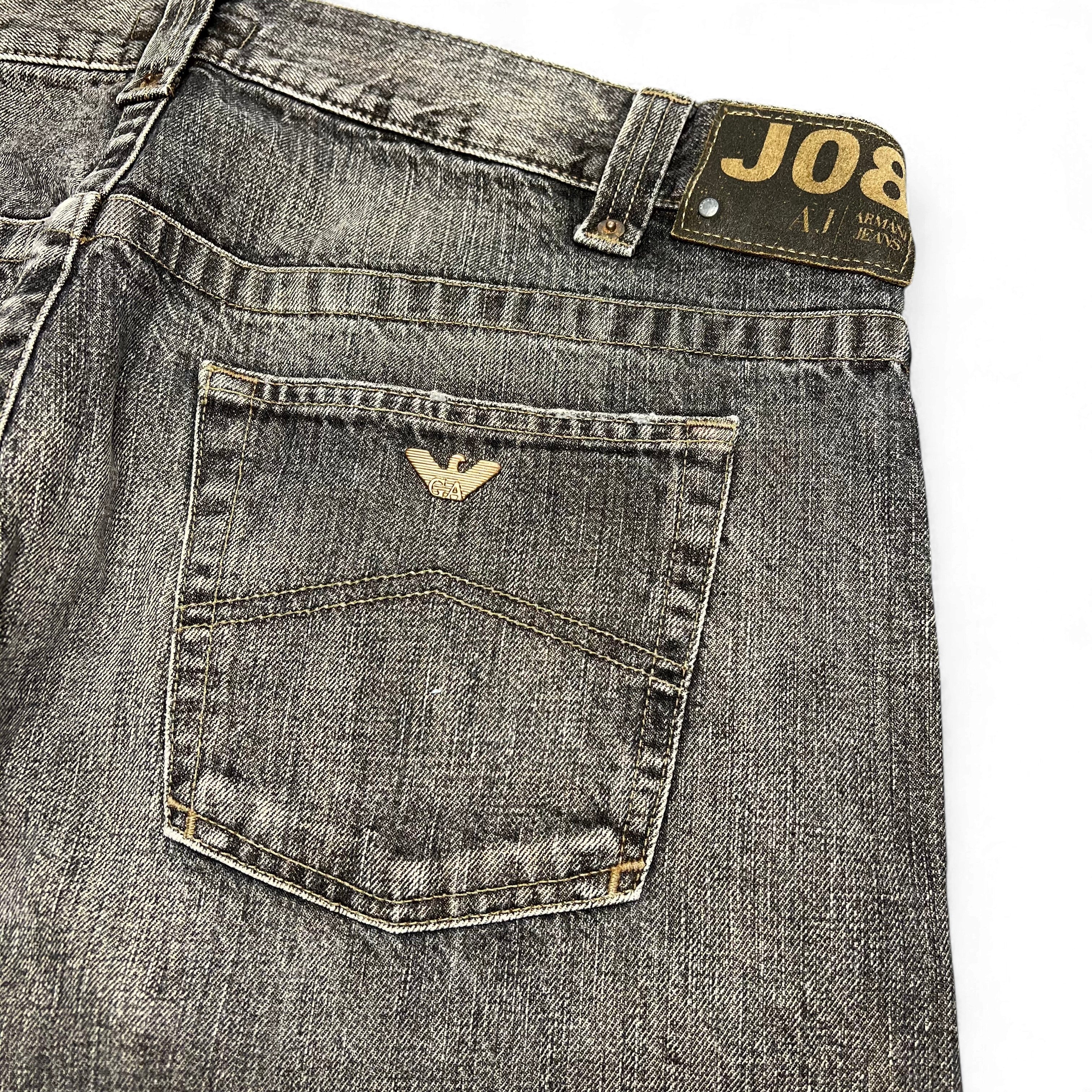 TWC Vintage Armani Jeans in verwaschenem Schwarz mit Logo-Stickerei auf der Gesäßtasche und Leder-Patch am Bund