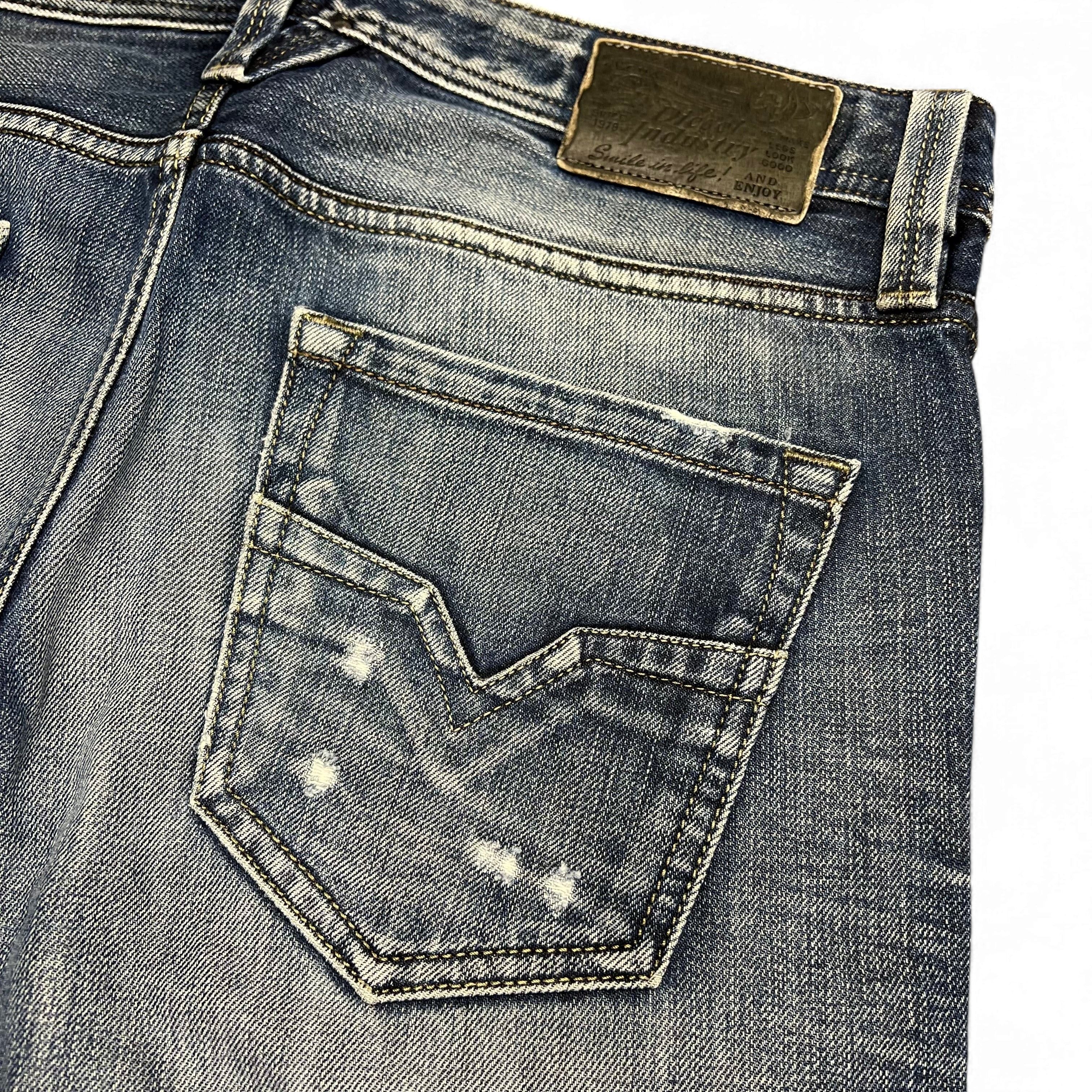 TWC Vintage Diesel Larkee Straight Jeans in verwaschenem Blau mit Distressed-Details und Leder-Label am Bund