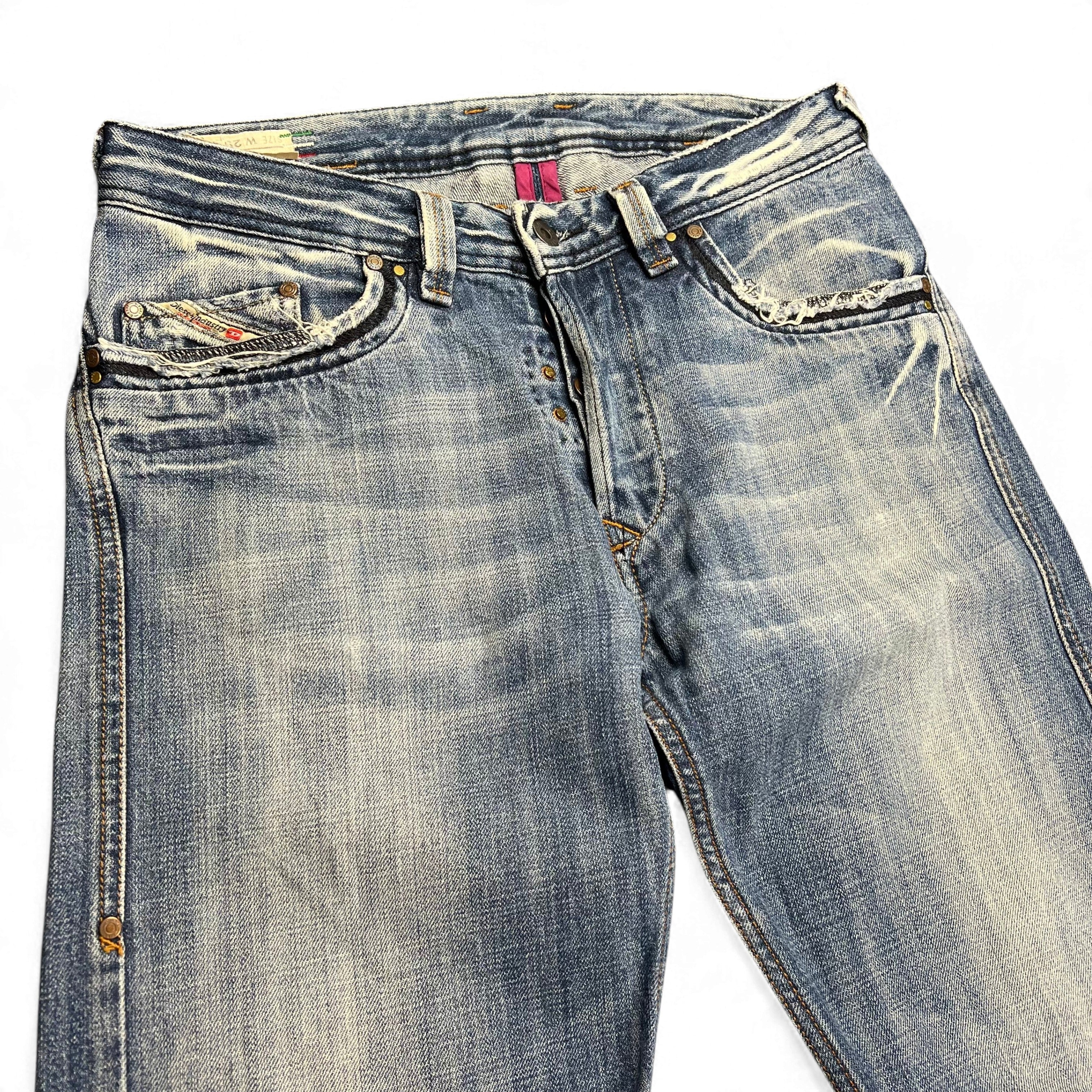 TWC Vintage Diesel Busky Straight Jeans in hellblauem Denim mit Used-Look und Distressed-Details