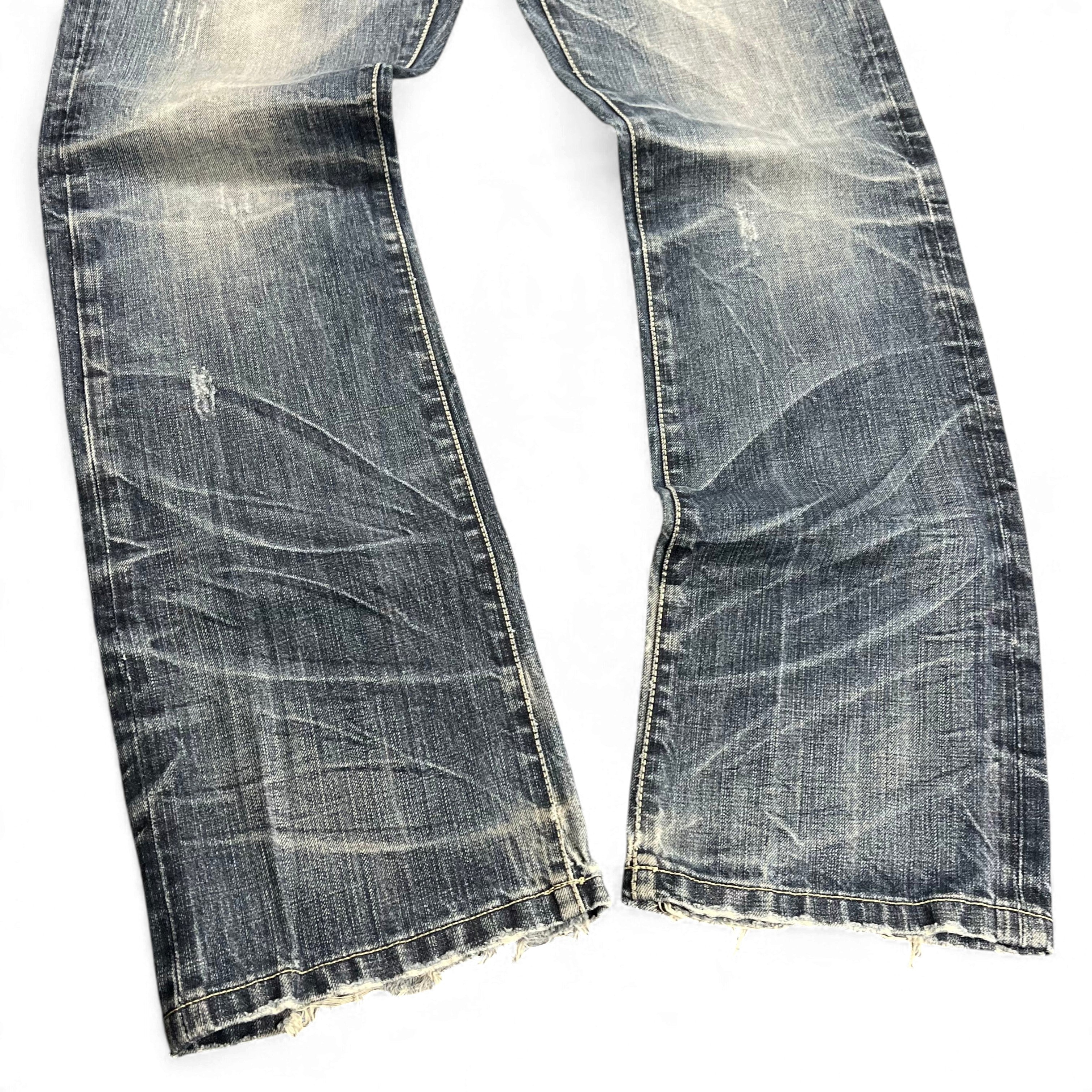 TWC Vintage Evisu KC Straight Jeans mit verwaschener blauer Waschung und ausgefransten Beinabschlüssen