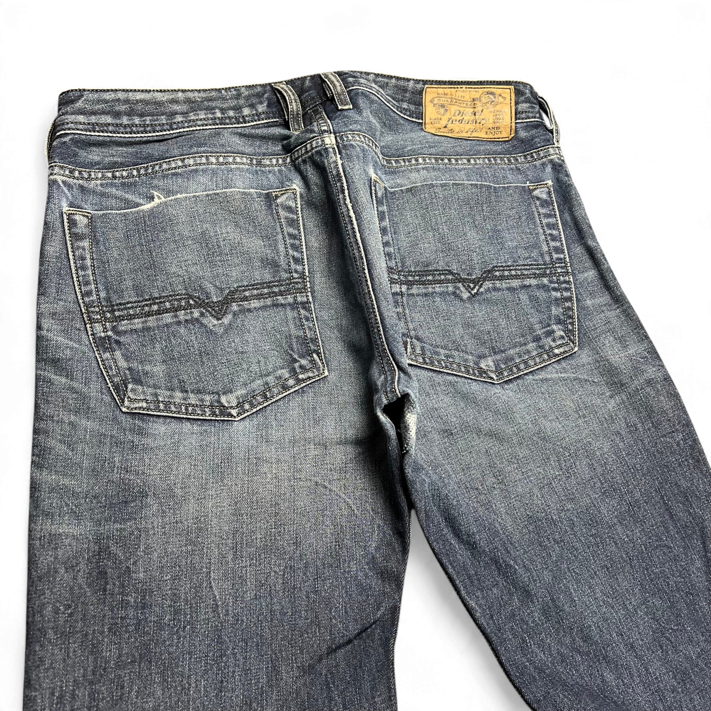TWC Vintage Diesel Straight USA Jeans in verwaschenem Blau mit Lederpatch und Gesäßtaschen