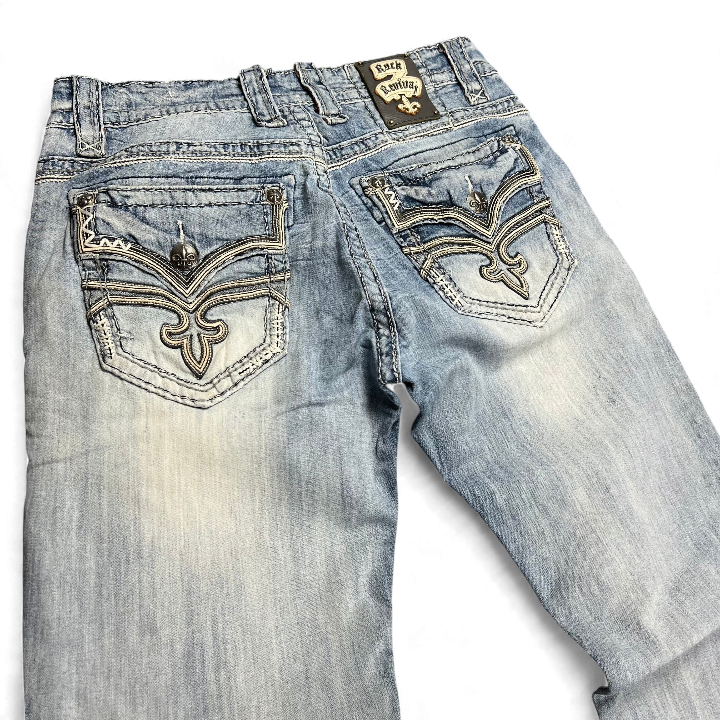 TWC Vintage Rock Revival Bootcut Jeans in hellblauem Denim mit aufwendigen Stickereien und Nieten an den Gesäßtaschen