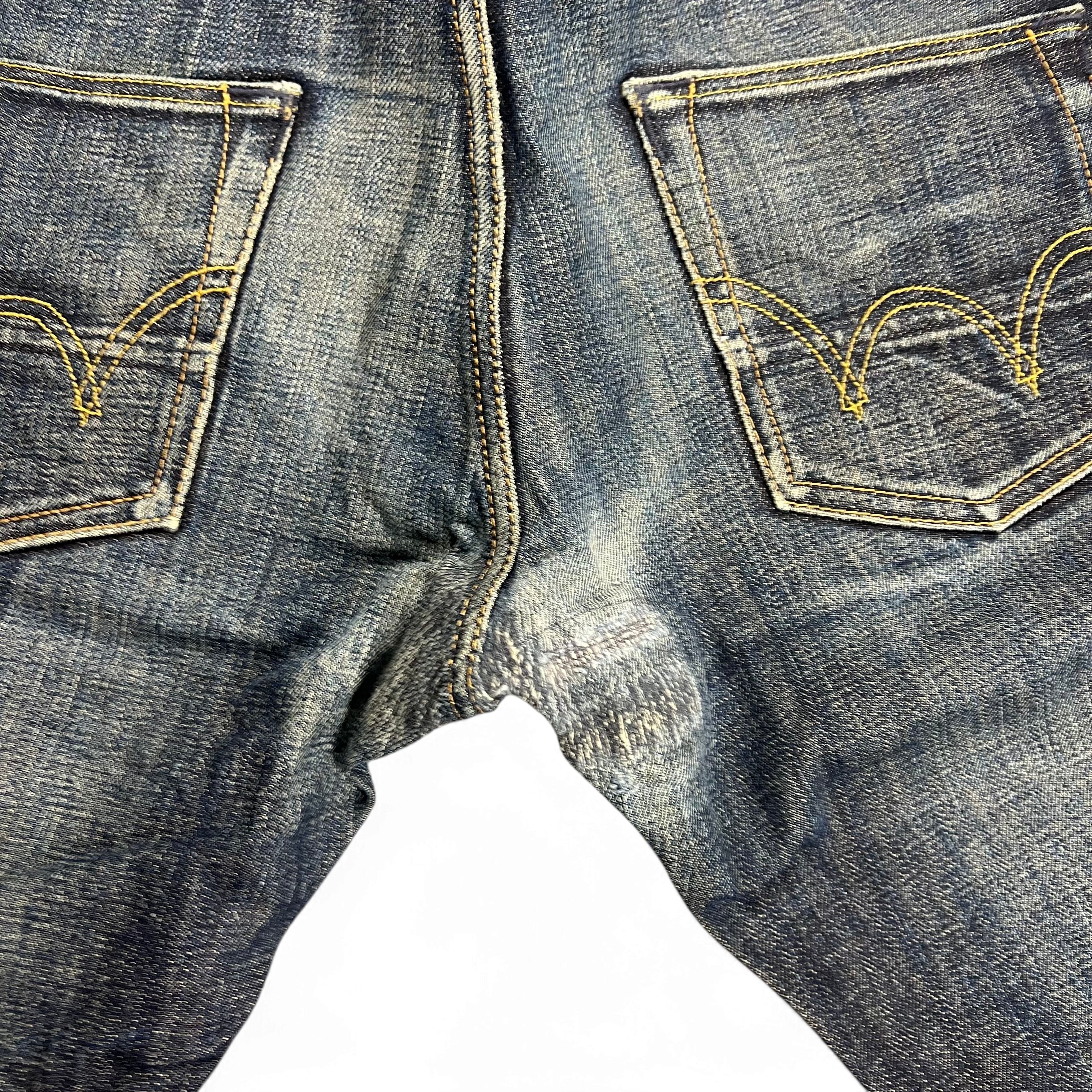 TWC Vintage japanische Selvedge Jeans in Blau mit sichtbaren Gebrauchsspuren und charakteristischen Gesäßtaschen