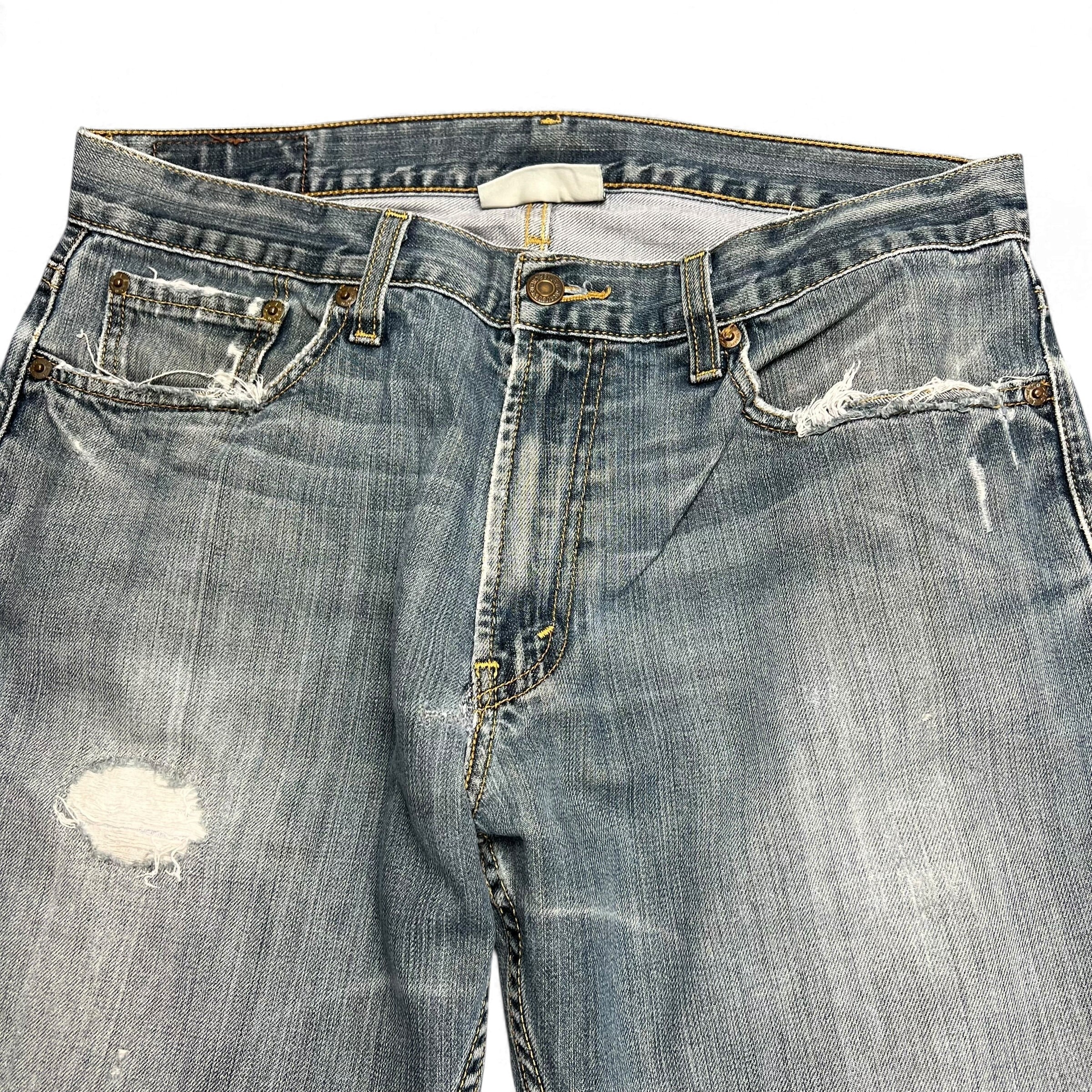 TWC Vintage Levi's 527 Bootcut Jeans in verwaschenem Blau mit Distressed-Details und Rissen an den Taschen