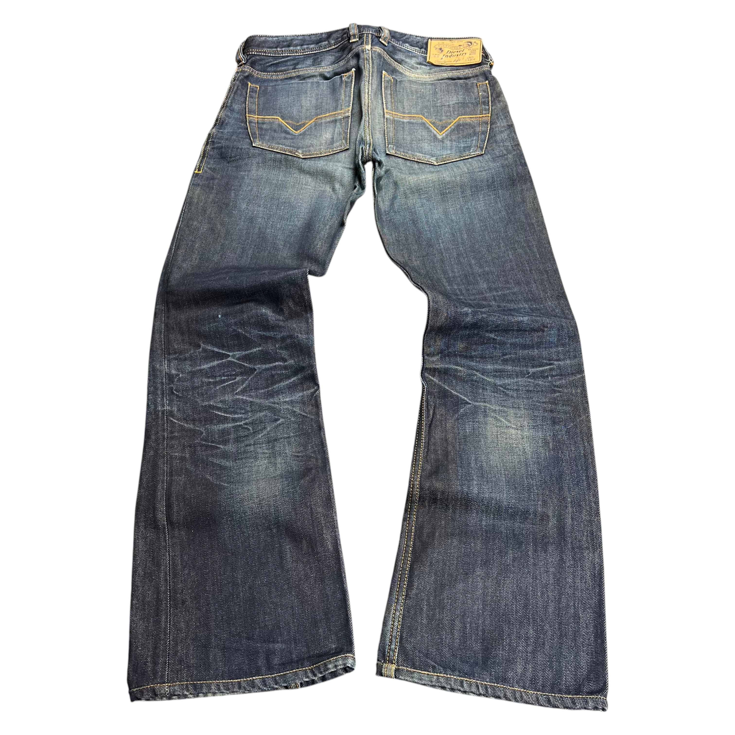 TWC Vintage Diesel Zatiny Bootcut Jeans in dunkelblauem Denim mit markanten Gesäßtaschen-Nähten, Rückansicht