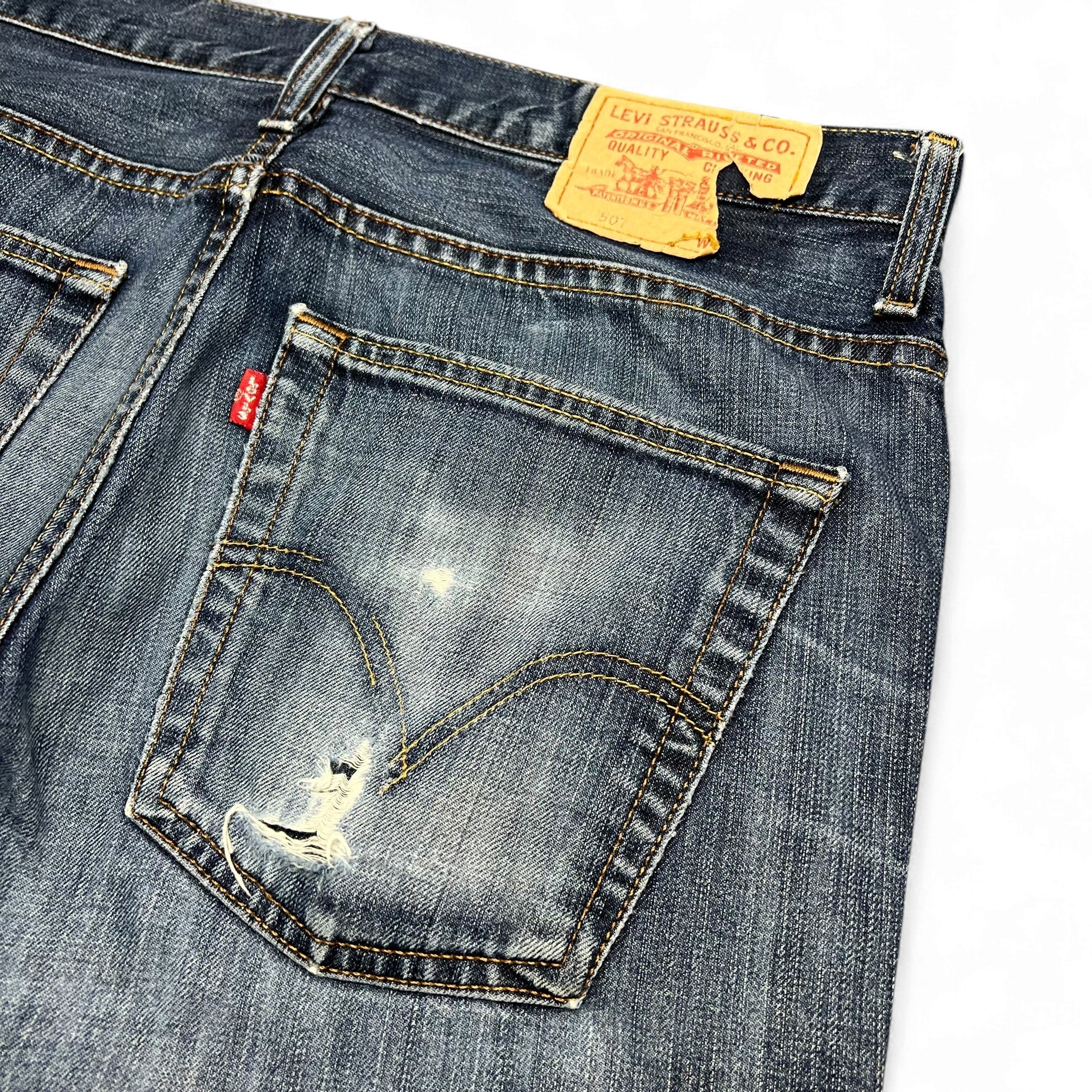 TWC Vintage Levi’s 507 Bootcut Jeans in blauem Denim mit Distressed-Details und Leder-Patch an der Rückseite