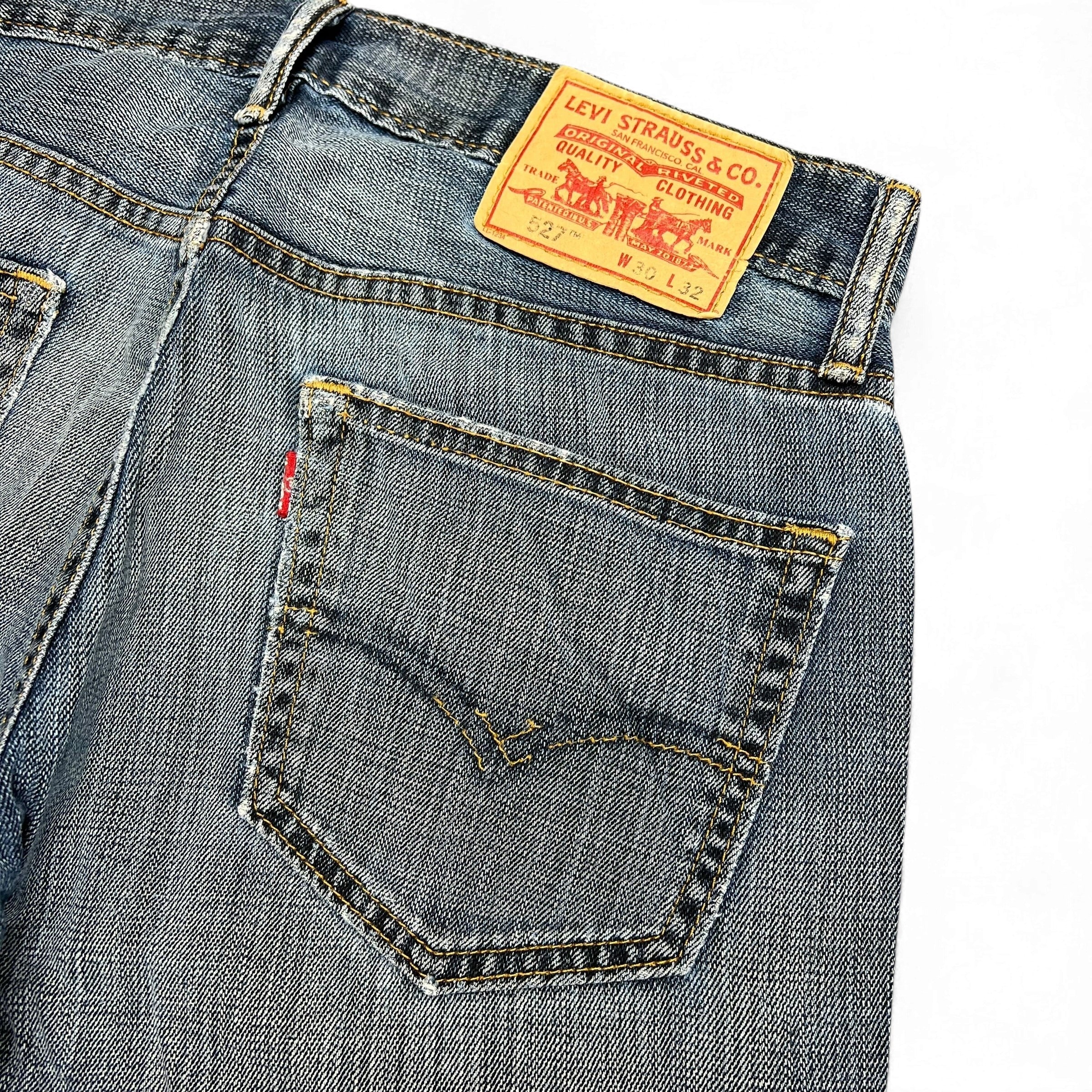TWC Vintage Levi’s 527 Bootcut Jeans in blauem Denim mit klassischem Lederpatch und Gesäßtasche