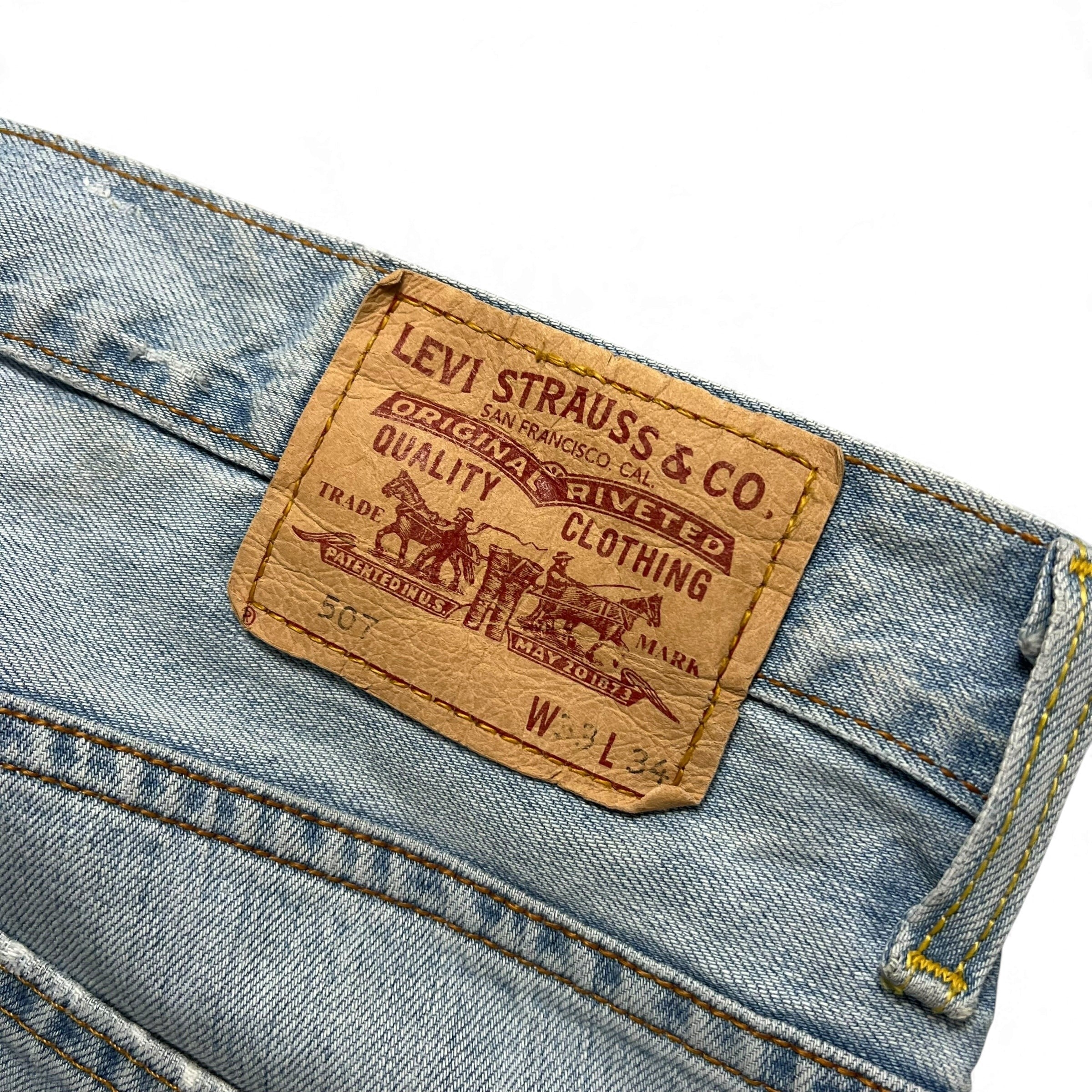 TWC Vintage Levi's 507 Bootcut Jeans Leder-Label mit Markenlogo auf hellblauem Denim